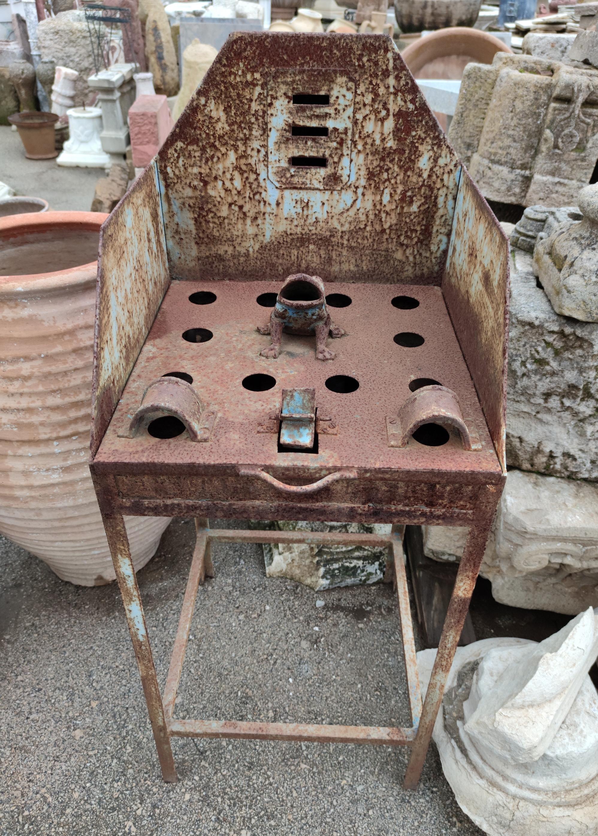 1980s Spanish Iron Frog Game In Good Condition In Marbella, ES
