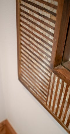 Specchio spagnolo degli anni '80 con intarsio di madreperla e fibra di cocco