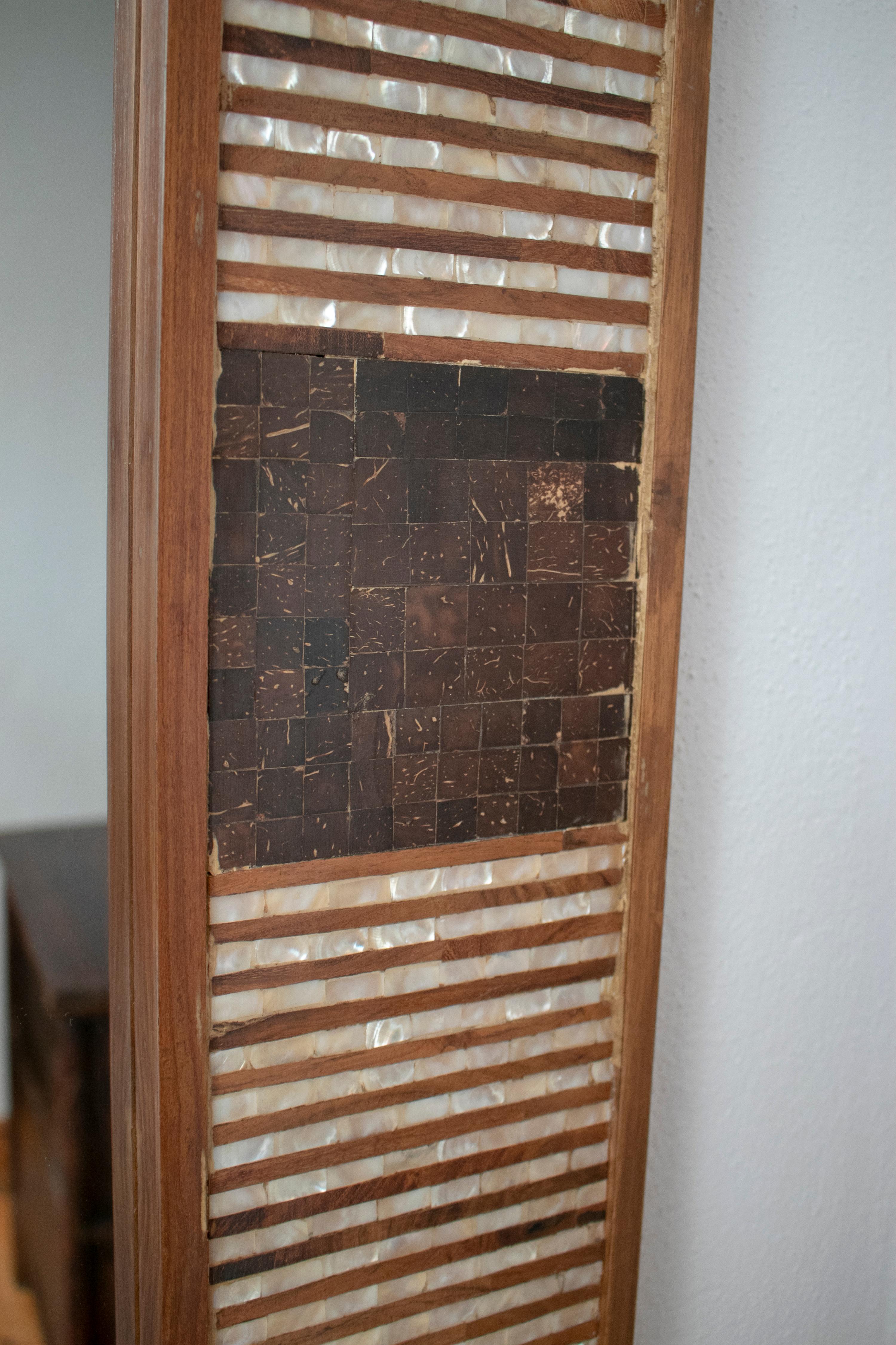 1980s Spanish Mother of Pearl and Coco Fiber Inlaid Mirror In Good Condition For Sale In Marbella, ES