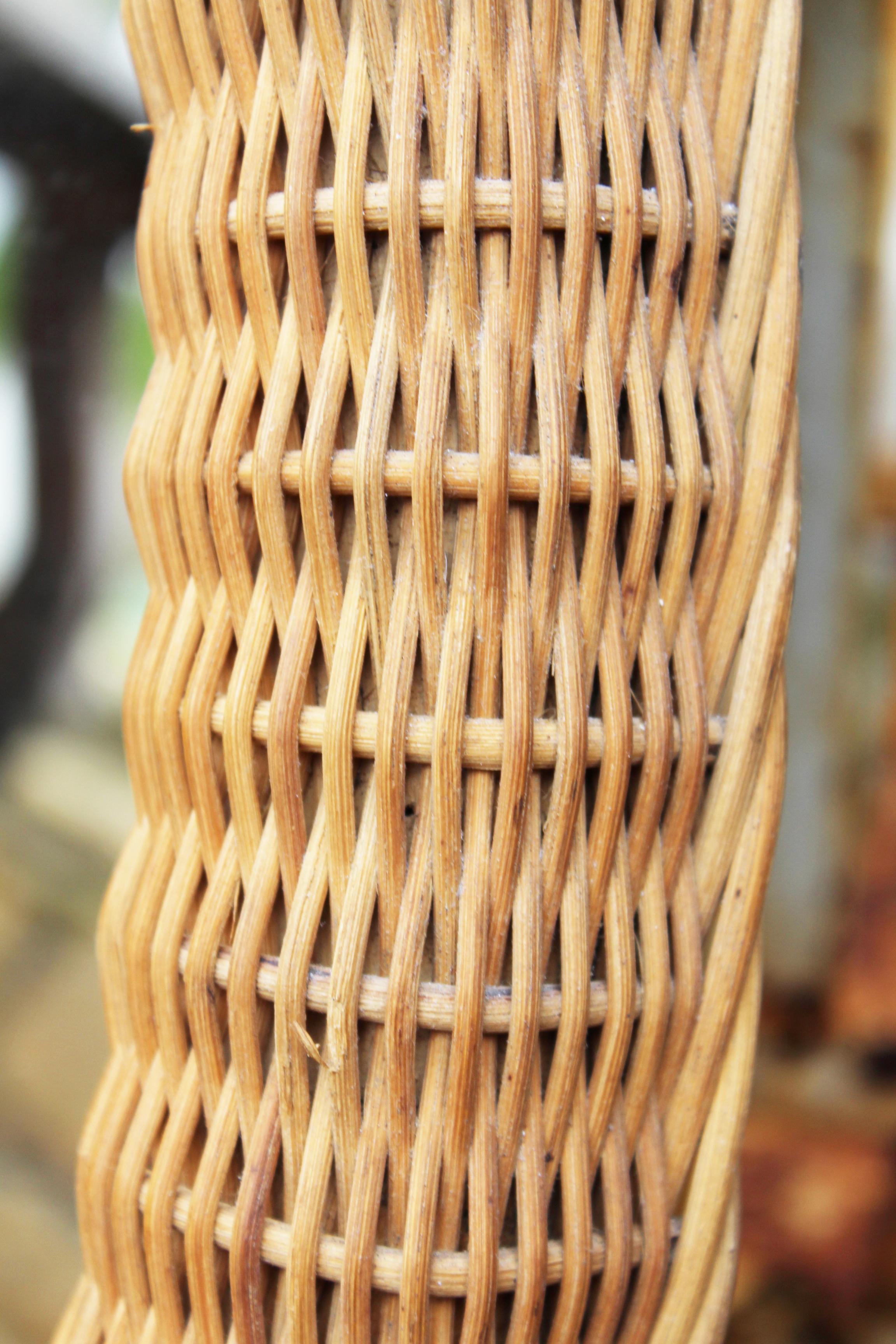 1980s Spanish Oval Wicker Frame Mirror In Good Condition In Marbella, ES