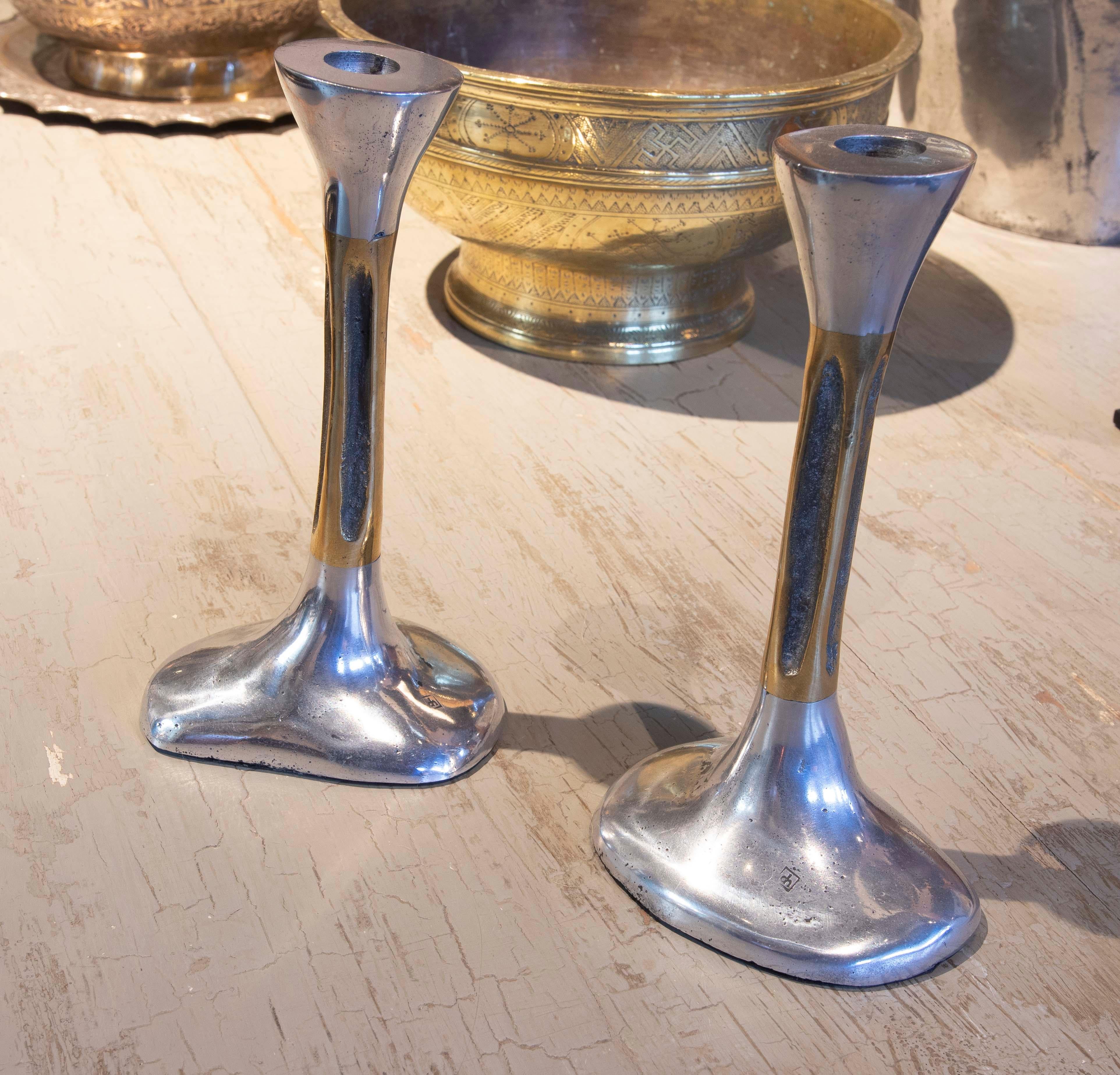 Spagnolo Coppia di candelieri in bronzo spagnoli degli anni '80 dell'artista David Marshall in vendita