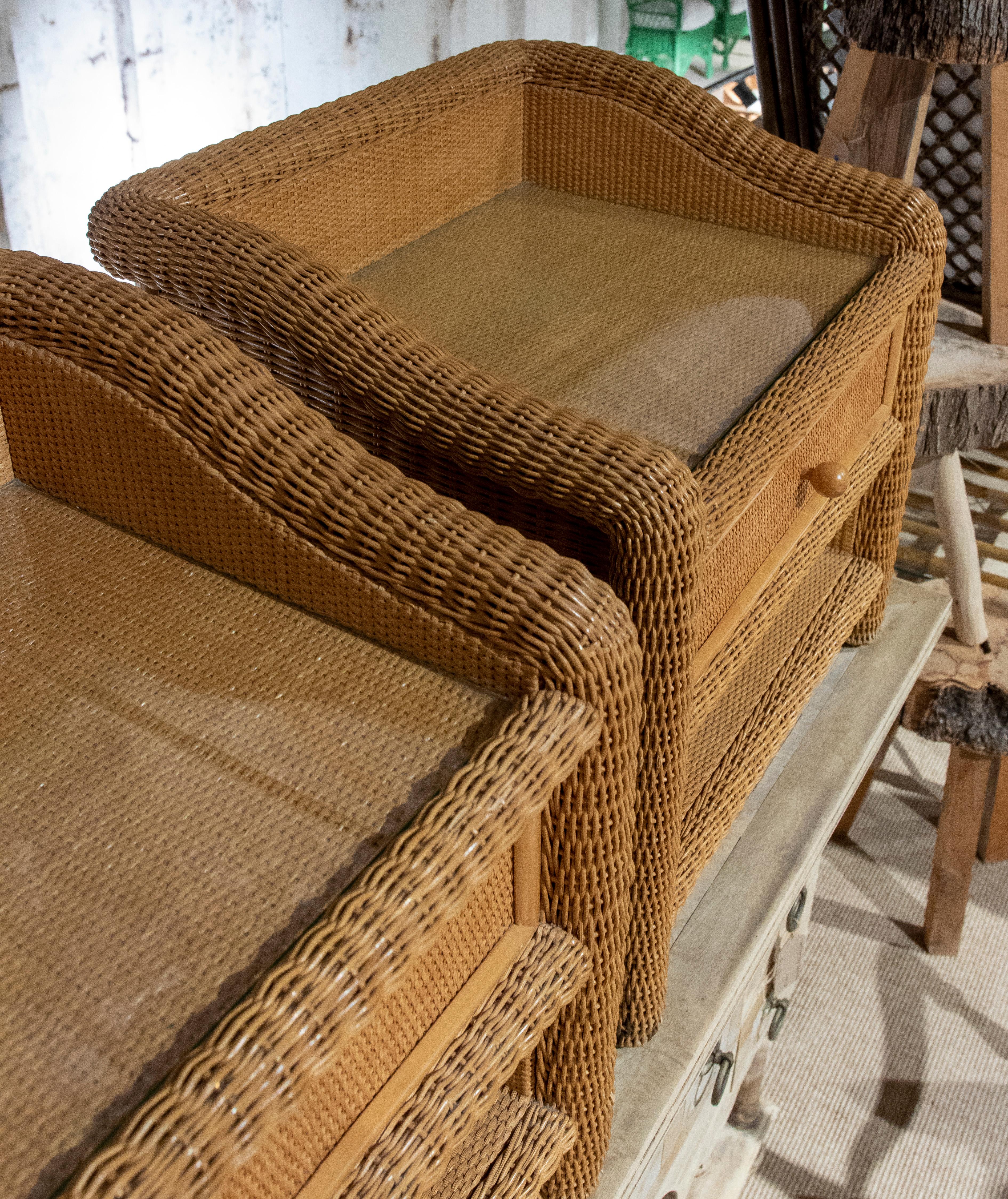 Osier Paire de tables de chevet espagnoles en osier avec tiroir des années 1980 en vente