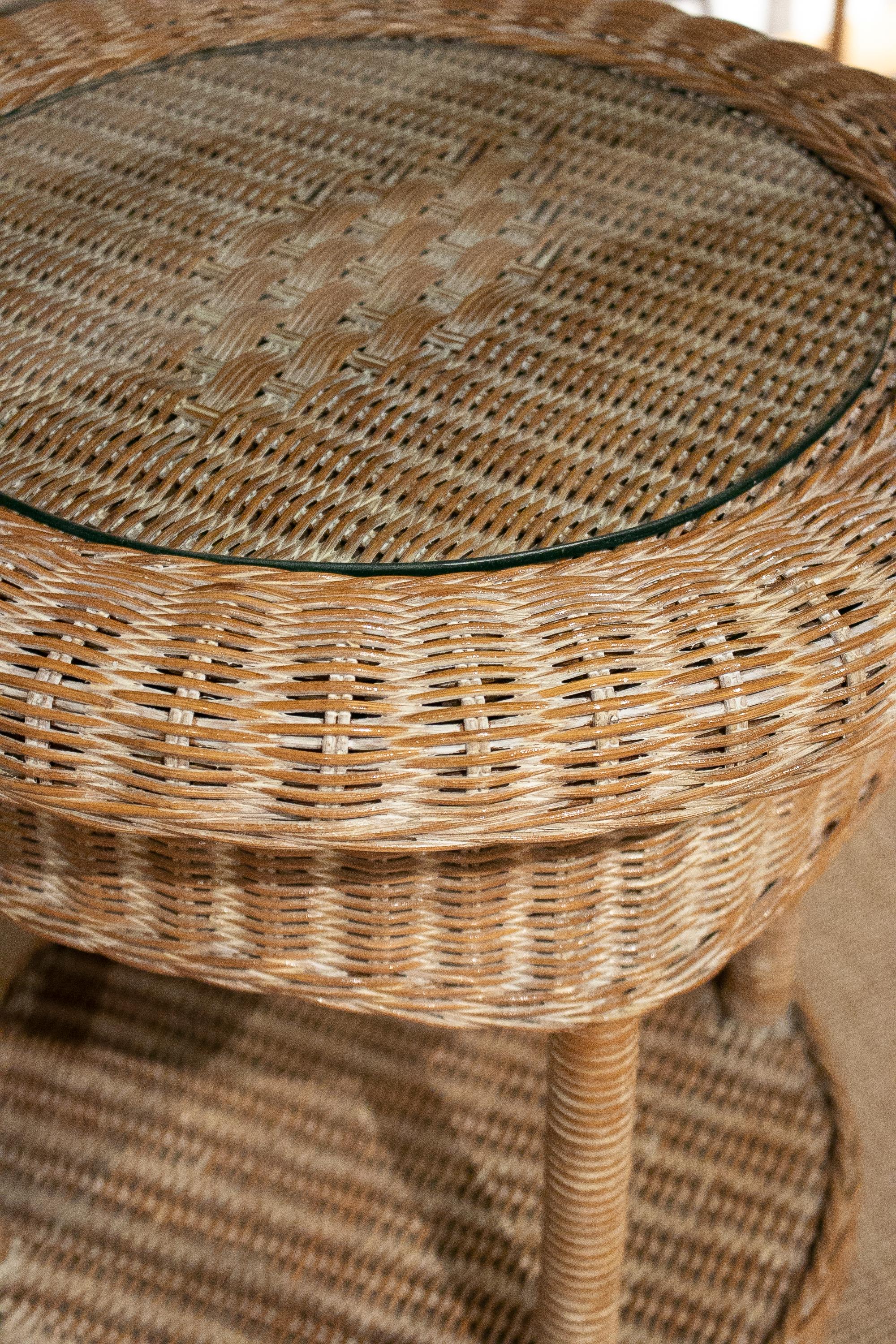 1980s Spanish Round Hand Woven Wicker Side Table w/ Glass Top In Good Condition In Marbella, ES