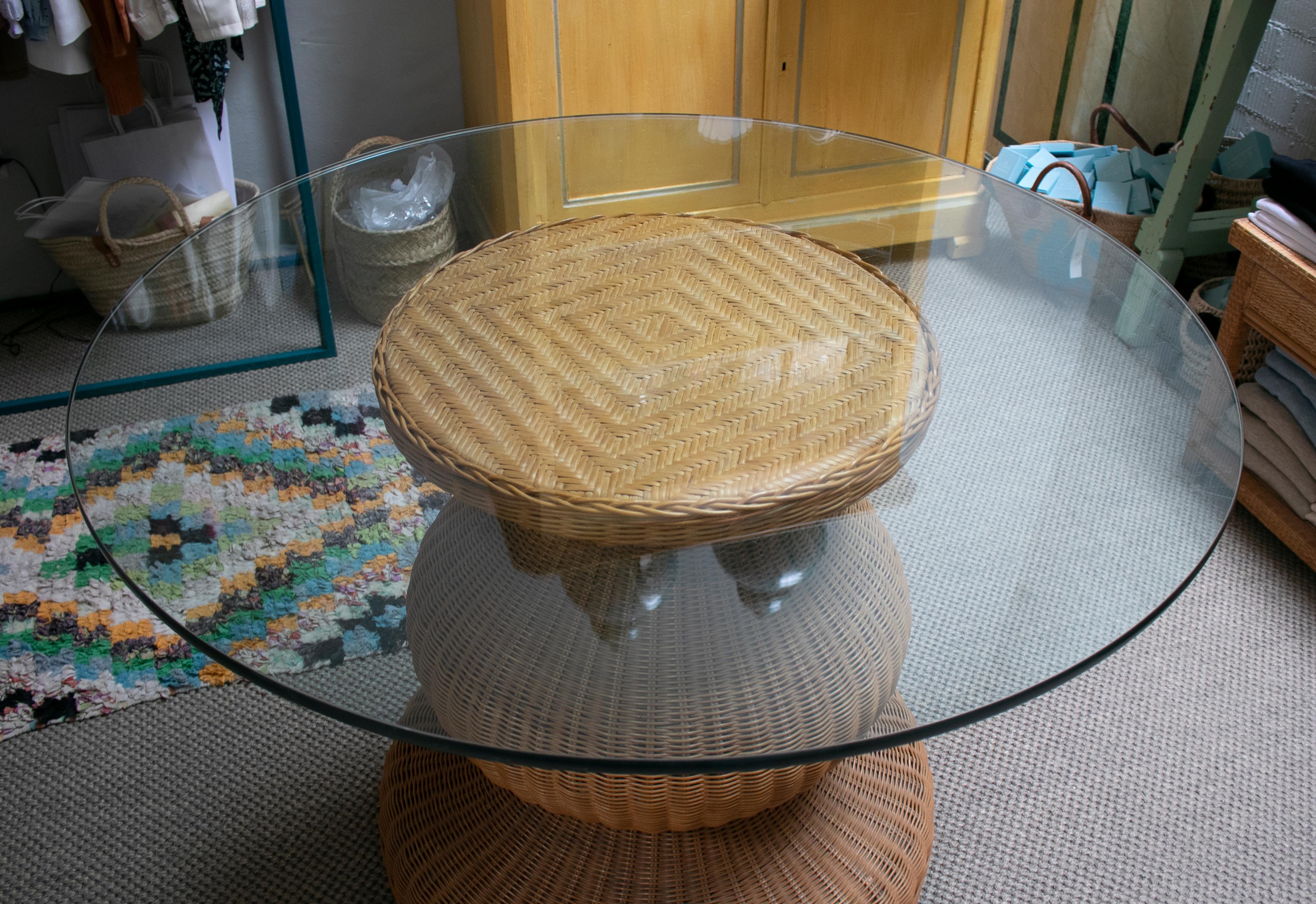 1980s Spanish Round Wicker Table with Glass Top In Good Condition In Marbella, ES