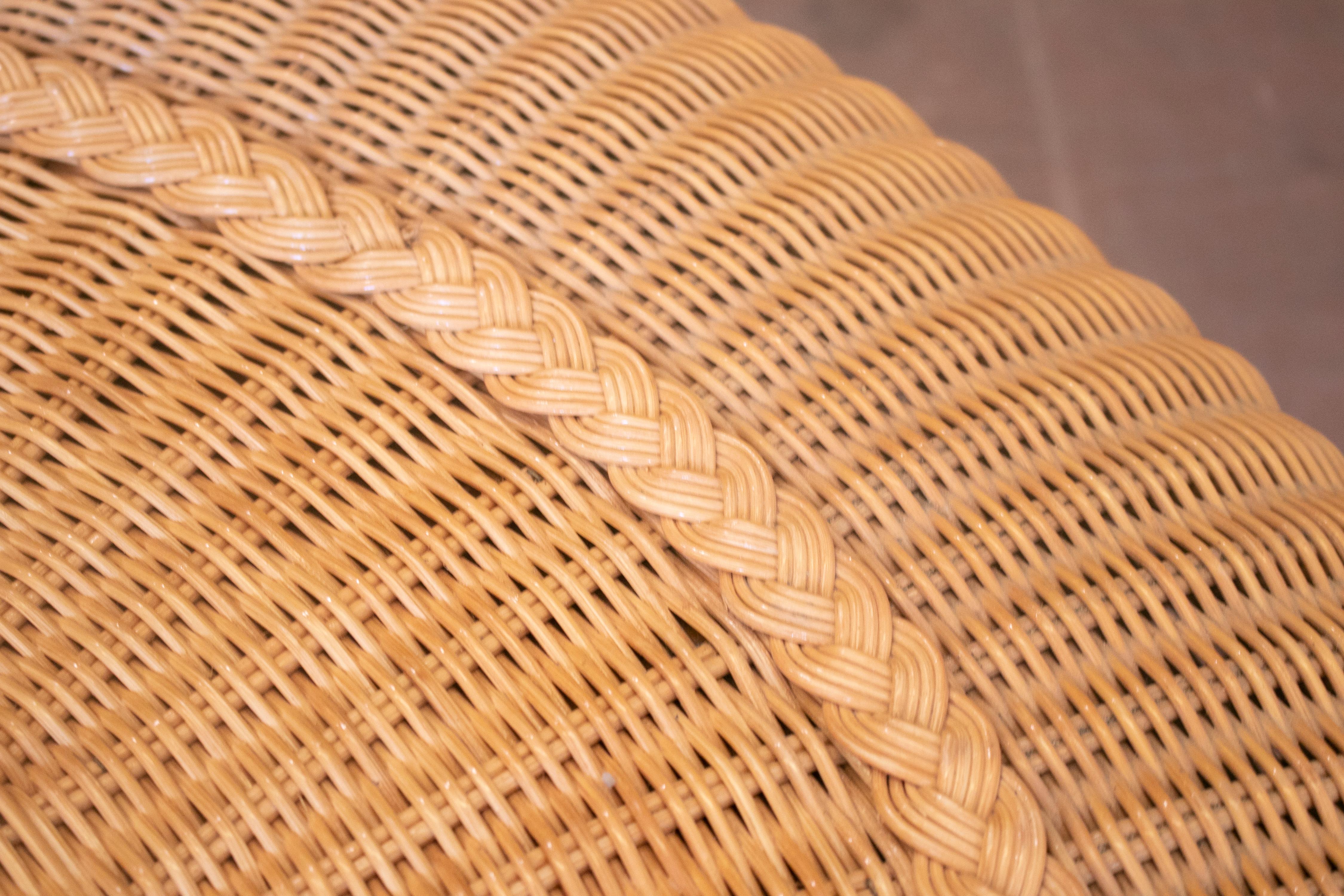 1980s Spanish Round Woven Wicker Coffee Table For Sale 3