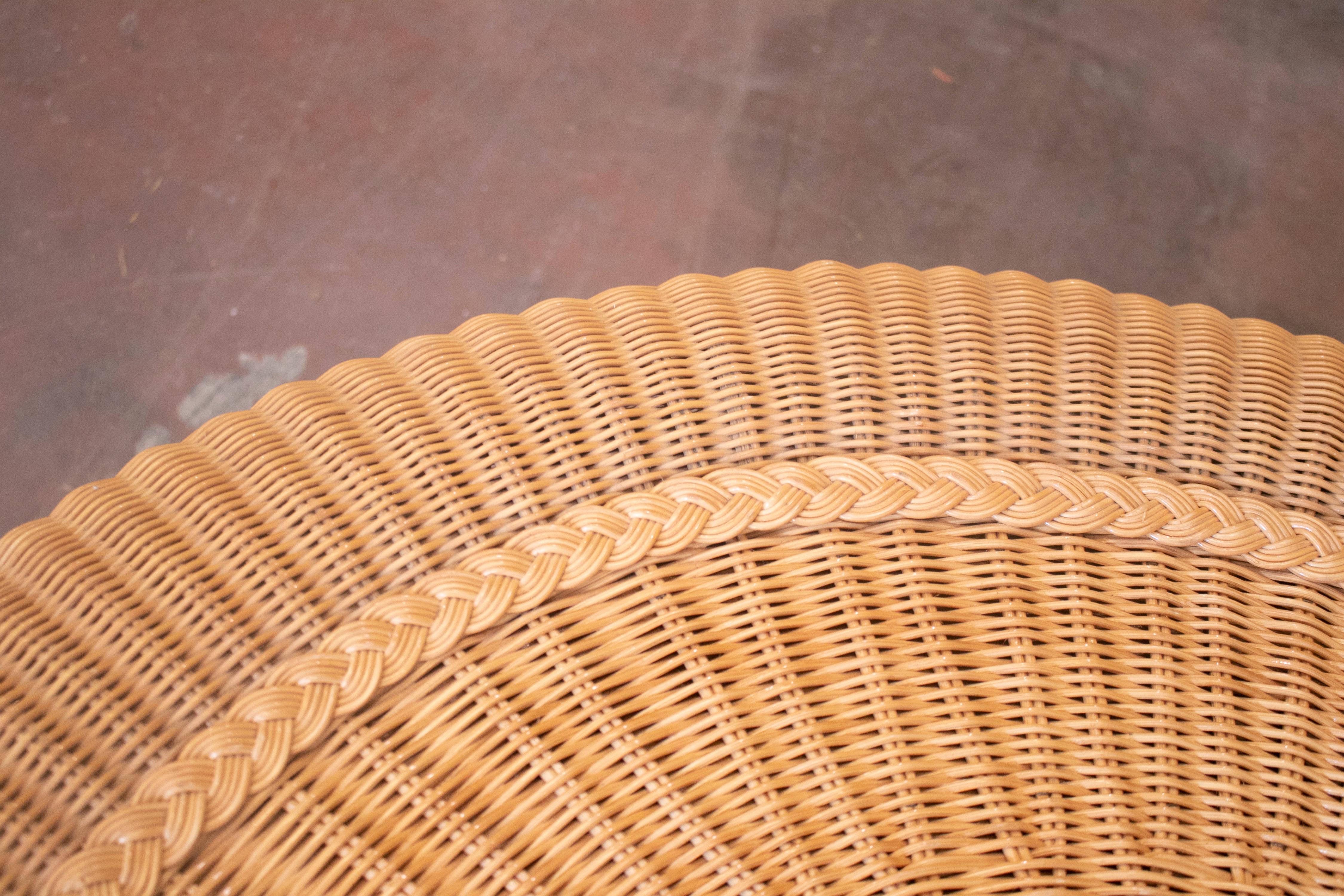 1980s Spanish Round Woven Wicker Coffee Table For Sale 6