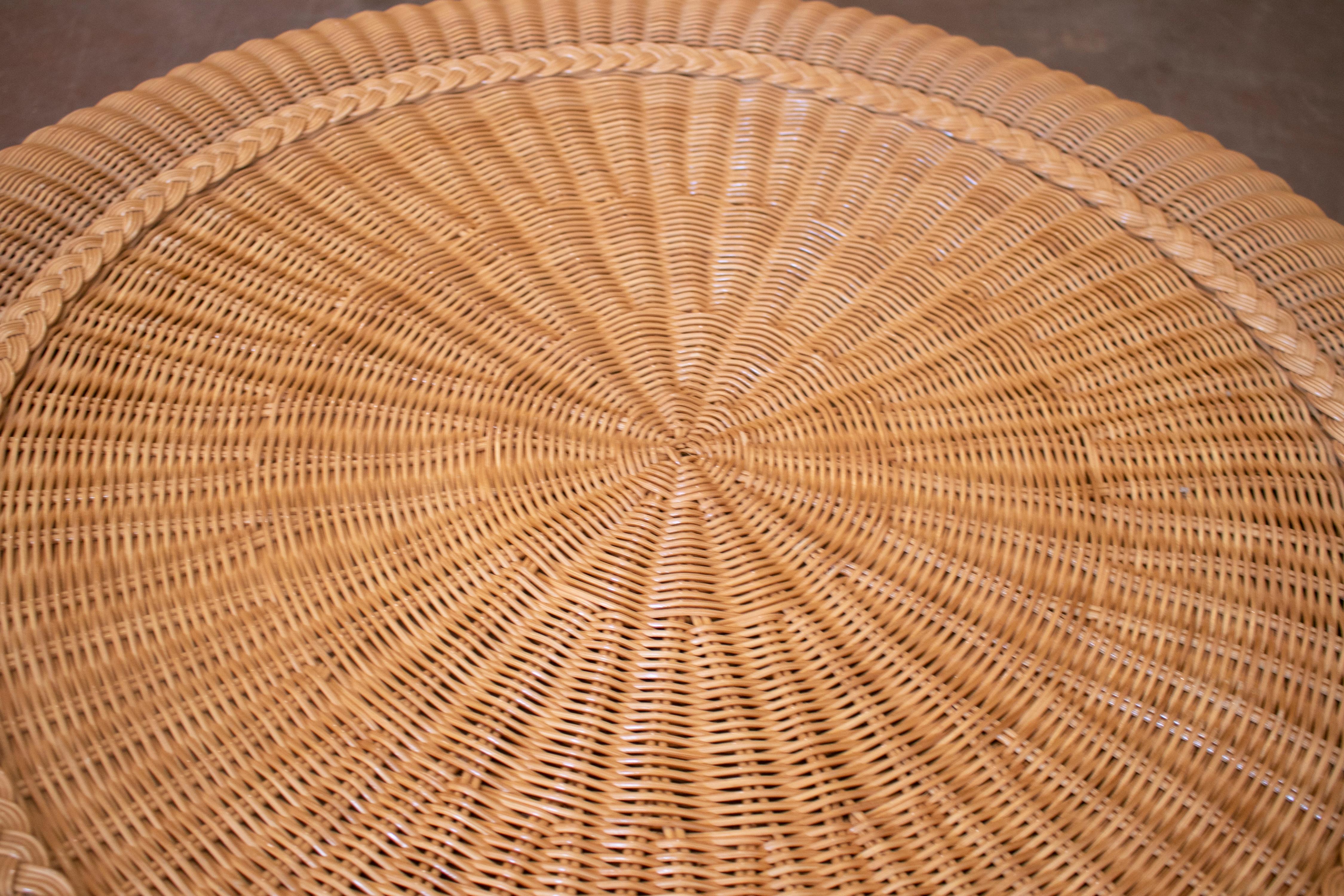 Osier Table basse ronde espagnole en osier tressé des années 1980 en vente