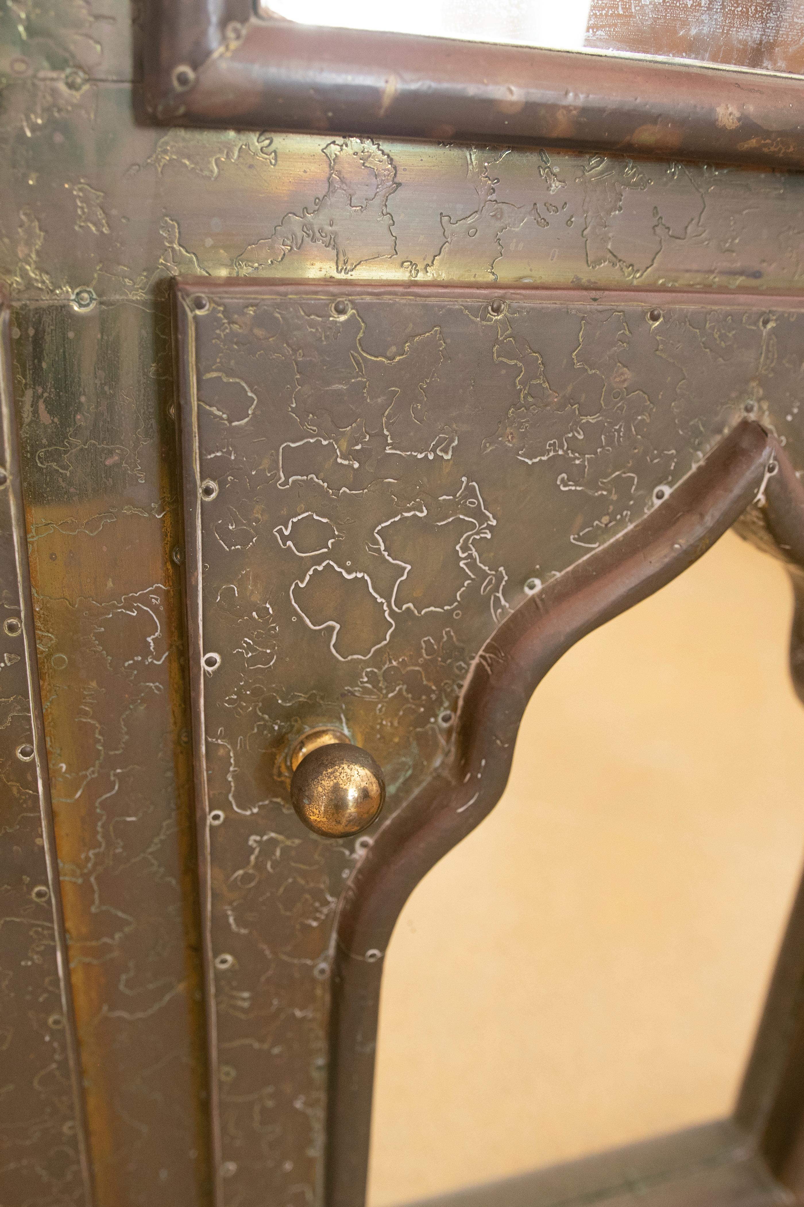 Spanische Kommode mit Schubladen und Türen aus signierter Bronze, 1980er Jahre im Angebot 10