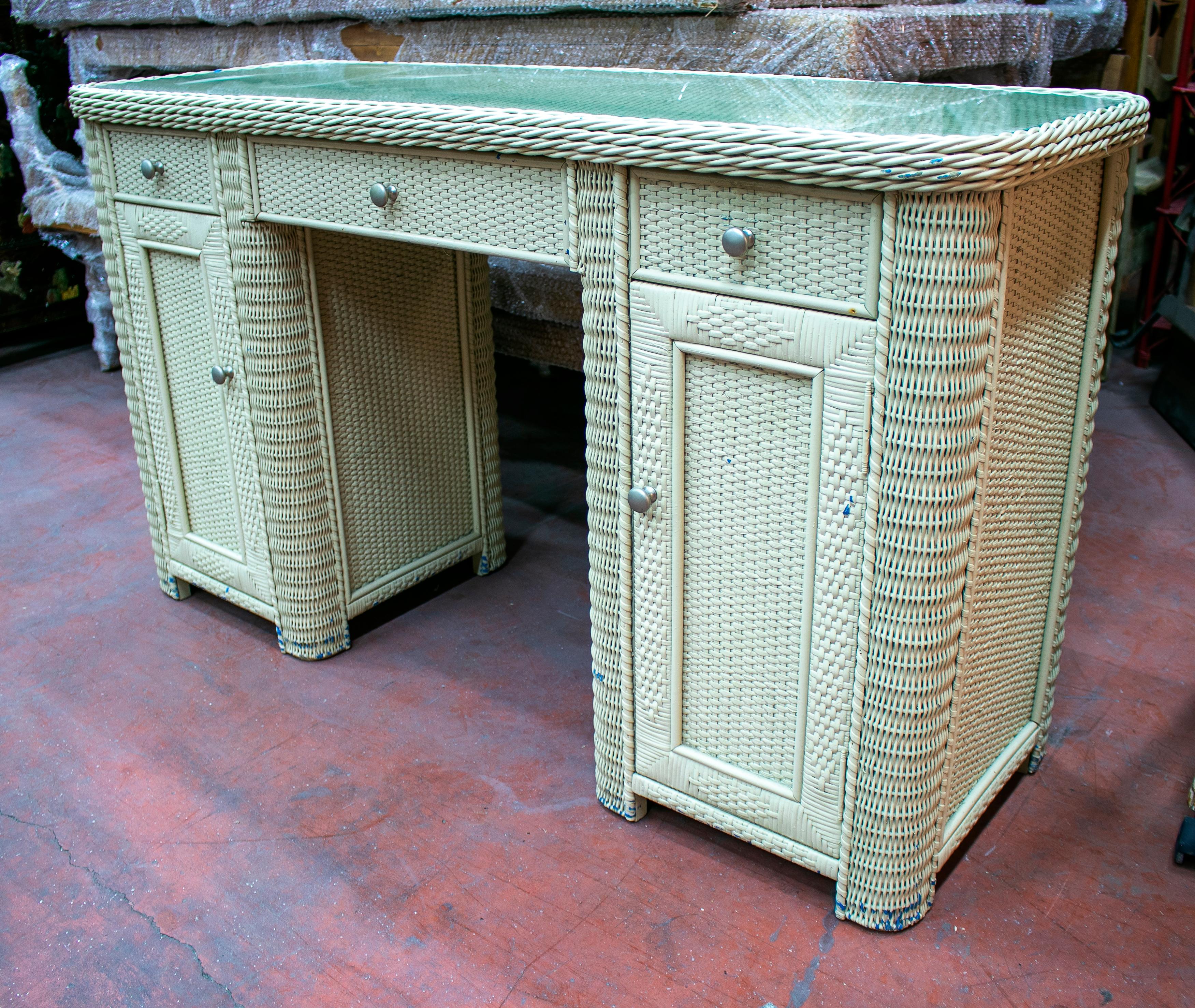 1980s Spanish Wicker Office Desk with Drawers In Good Condition In Marbella, ES