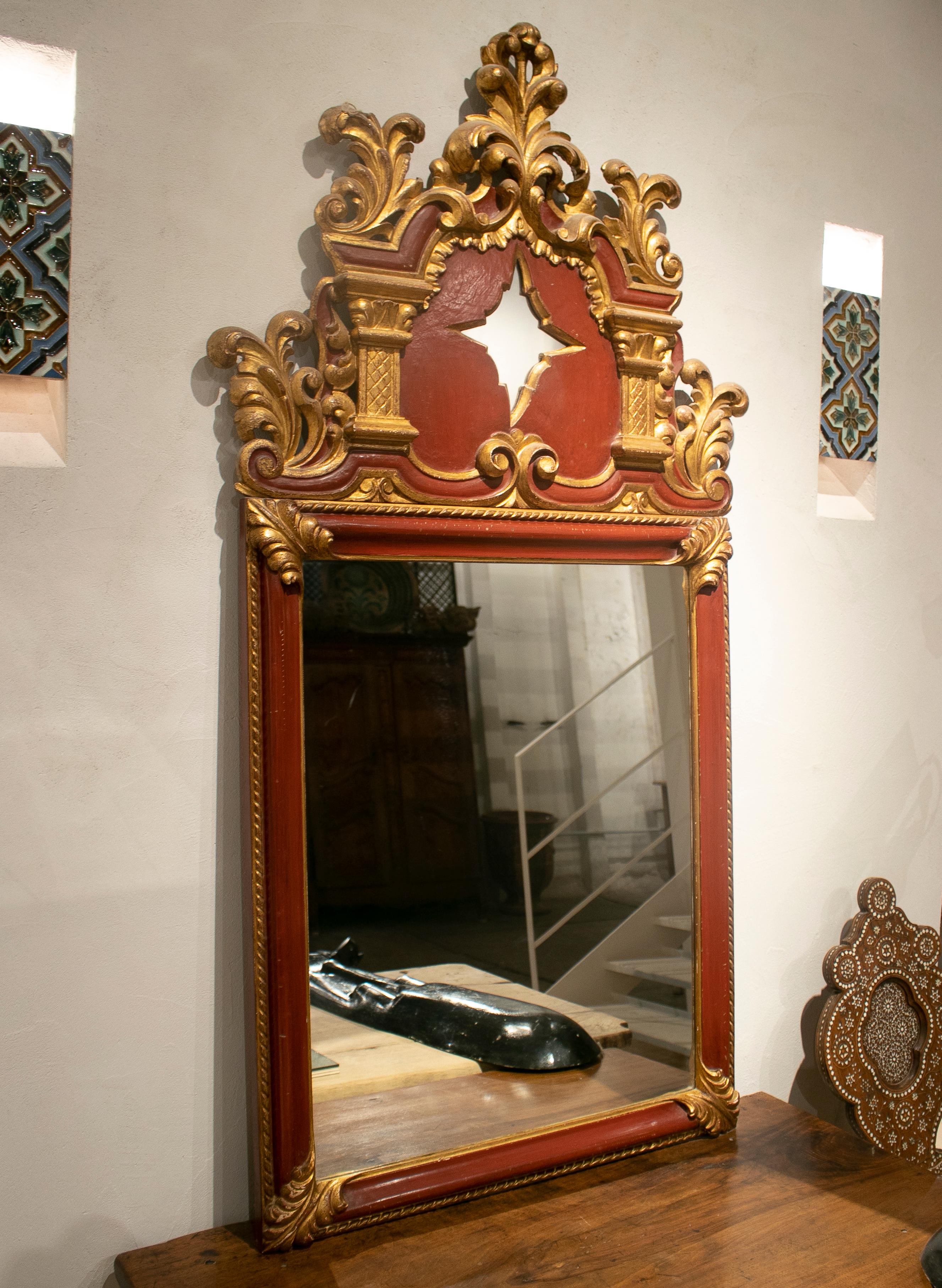 1980s Spanish Wooden Painted Mirror w/ Crest In Good Condition In Marbella, ES