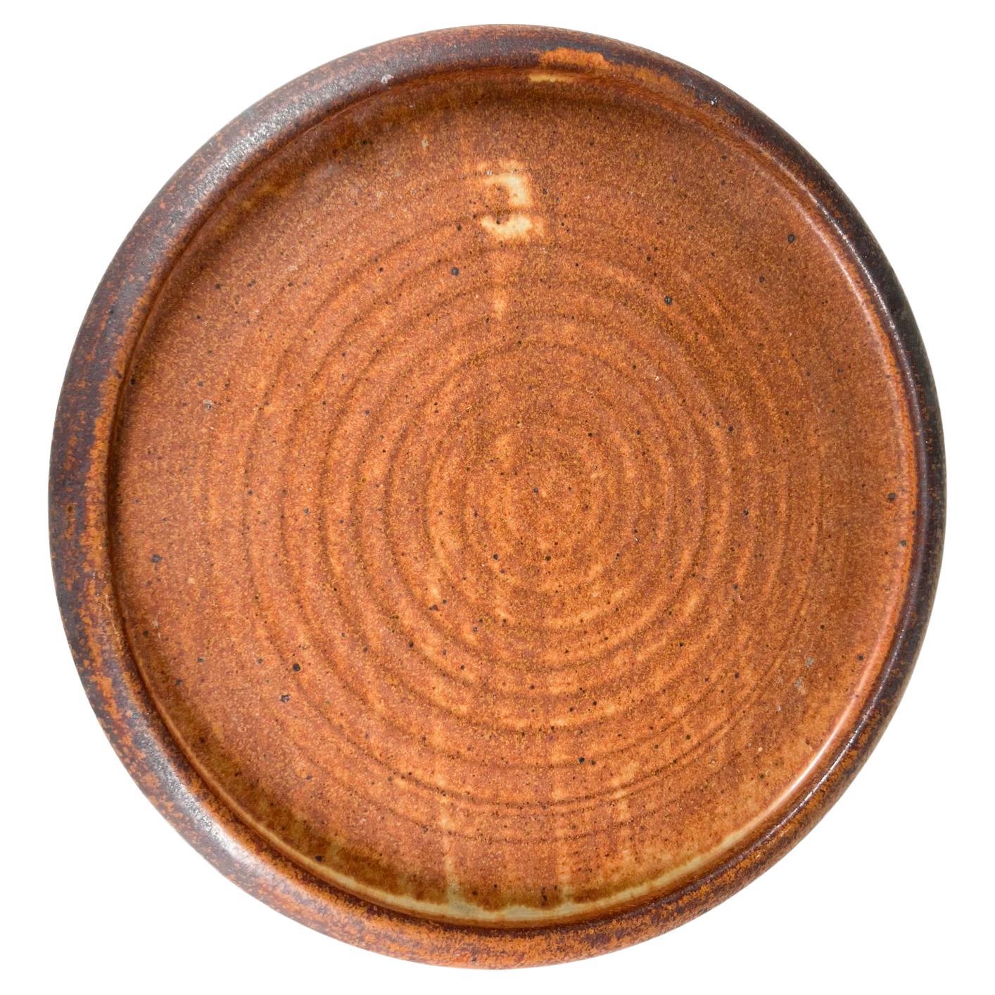 Assiette de poterie ronde mouchetée en grès marron des années 1980 Artist Melching
