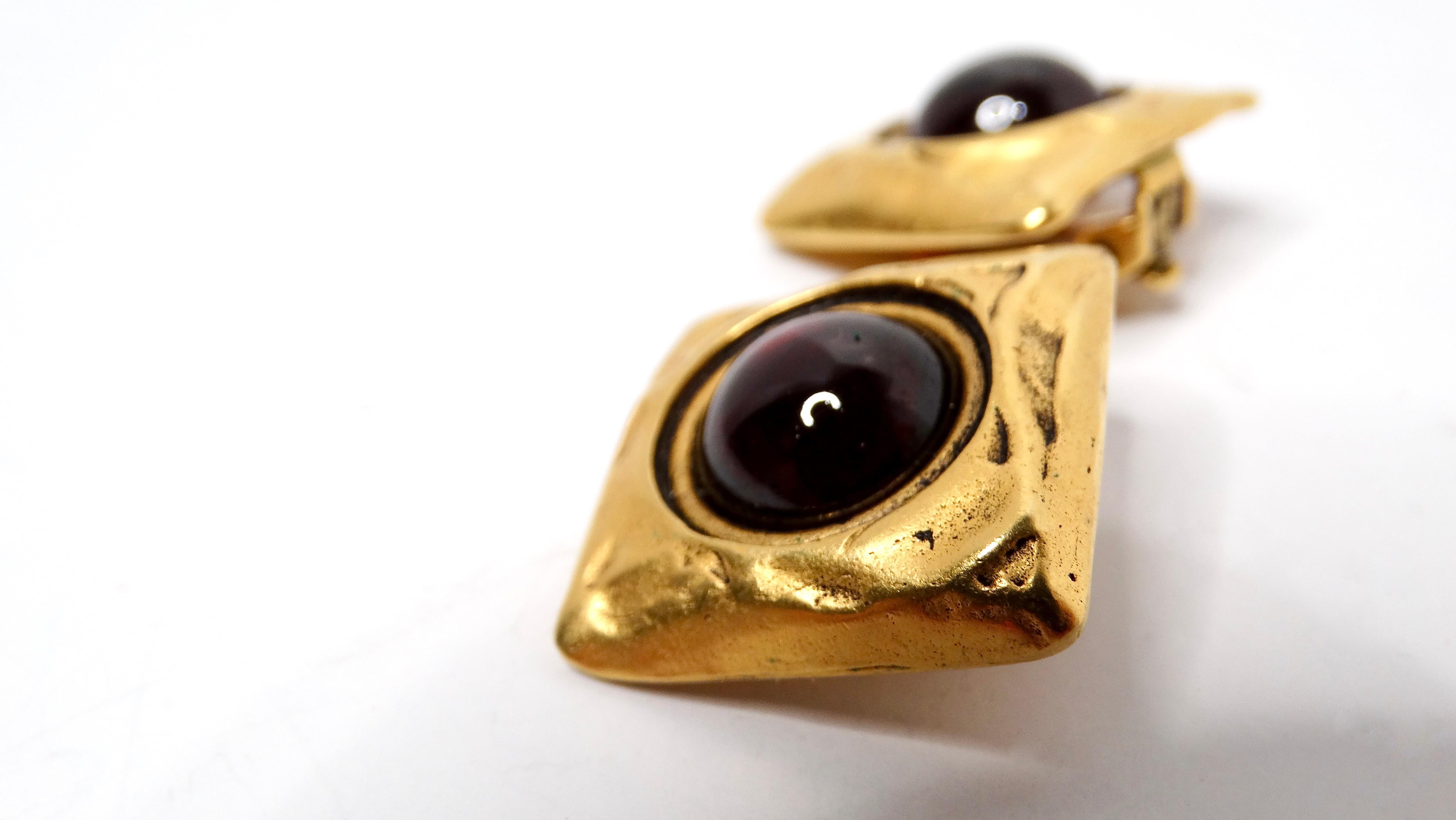 Torna all'epoca audace e vibrante degli anni '80 con questi splendidi orecchini a clip quadrati rossi con cabochon in tonalità oro. Realizzati per farsi notare, questi accattivanti orecchini presentano un sorprendente cabochon rosso quadrato