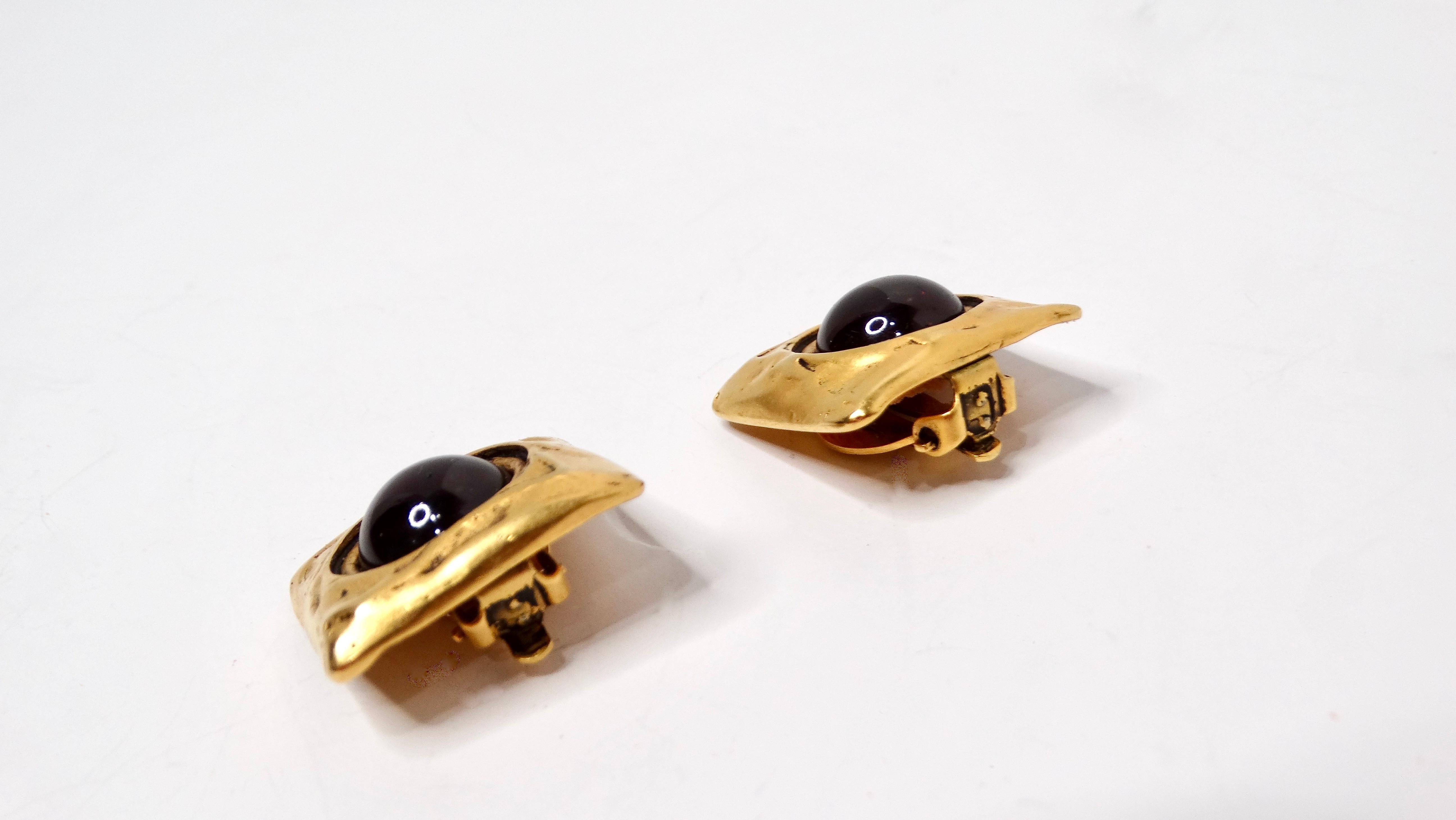 Orecchini a clip anni '80 con cabochon rossi quadrati in tonalità oro In condizioni buone in vendita a Scottsdale, AZ