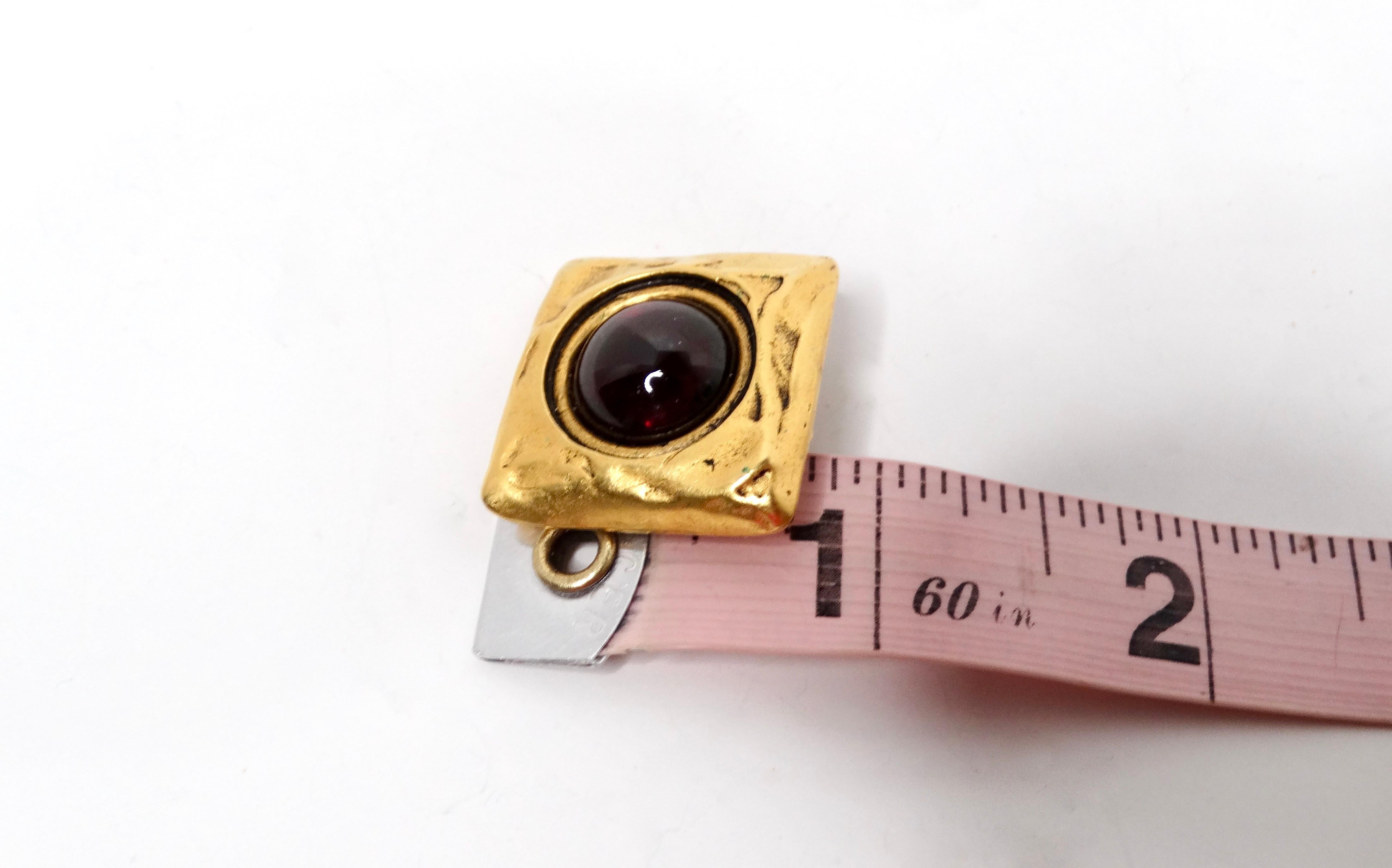 Orecchini a clip anni '80 con cabochon rossi quadrati in tonalità oro in vendita 1