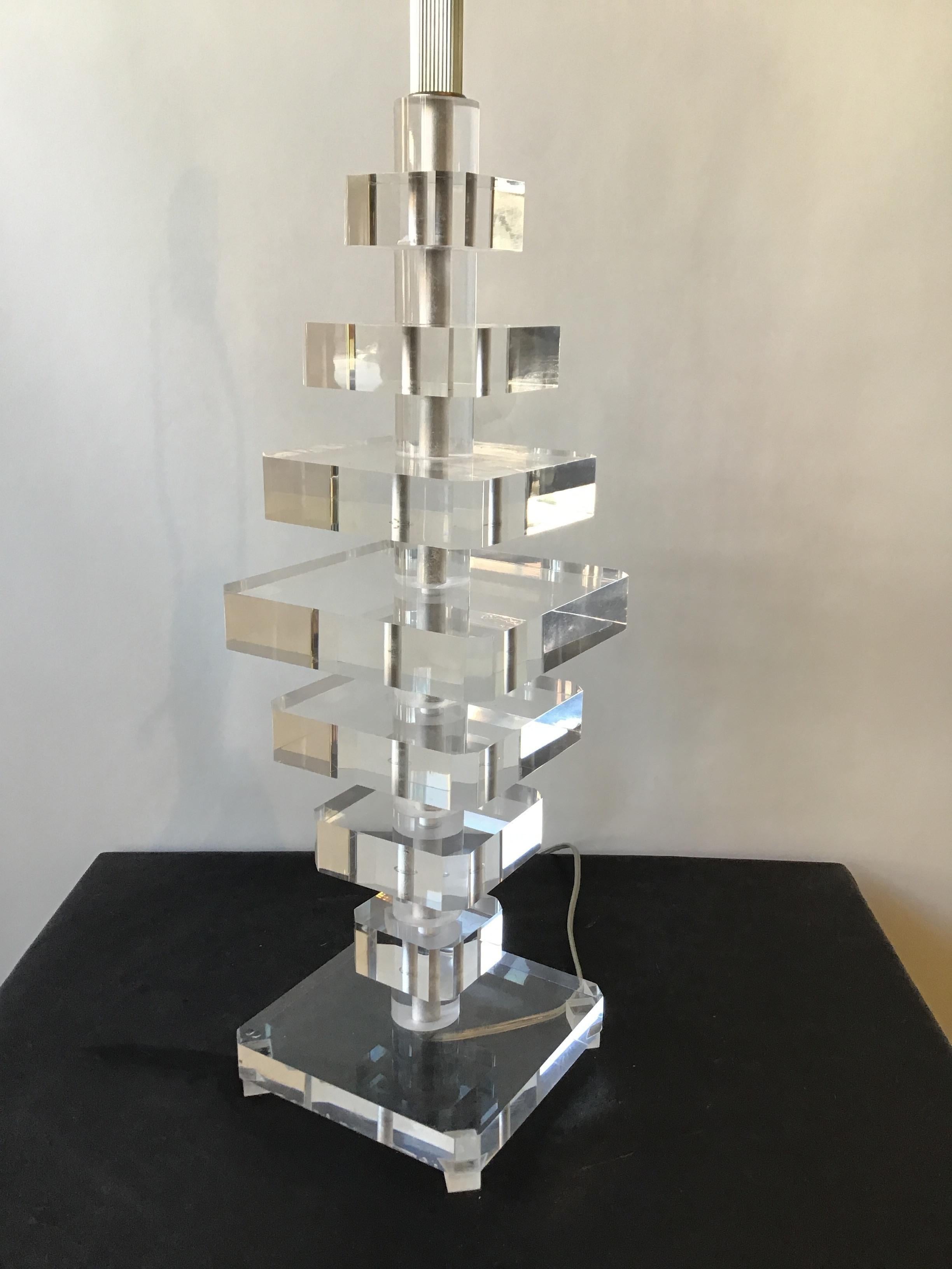 1980s Stacked Lucite Lamp In Good Condition For Sale In Tarrytown, NY