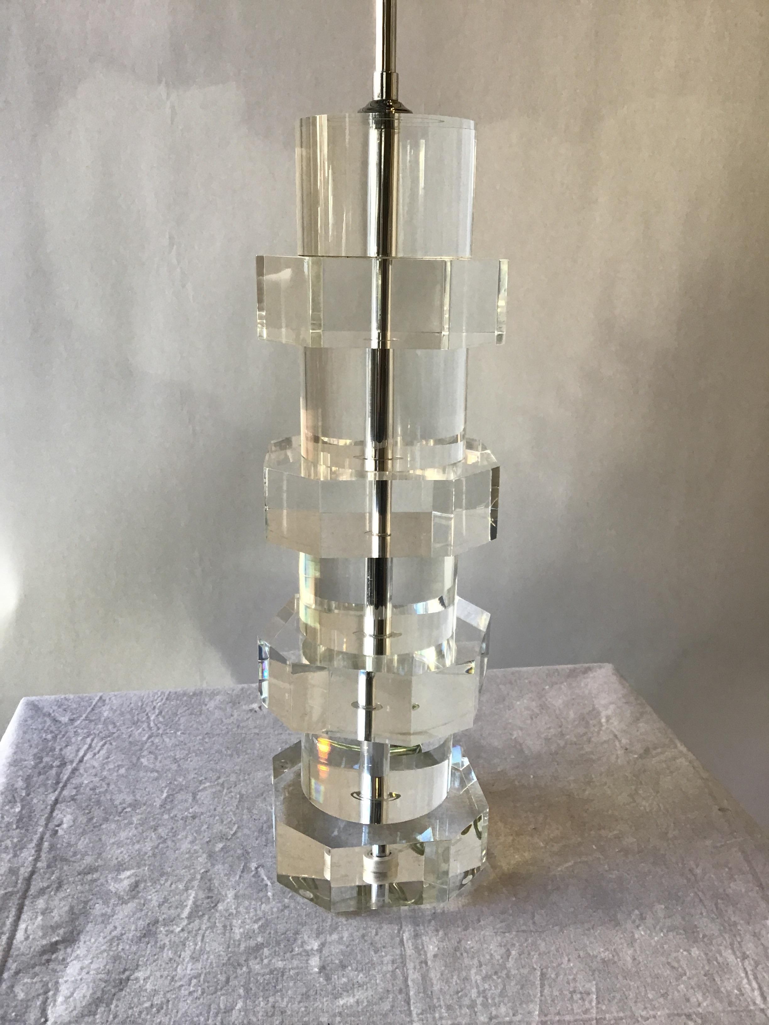 1980s Stacked Lucite Table Lamp In Good Condition For Sale In Tarrytown, NY