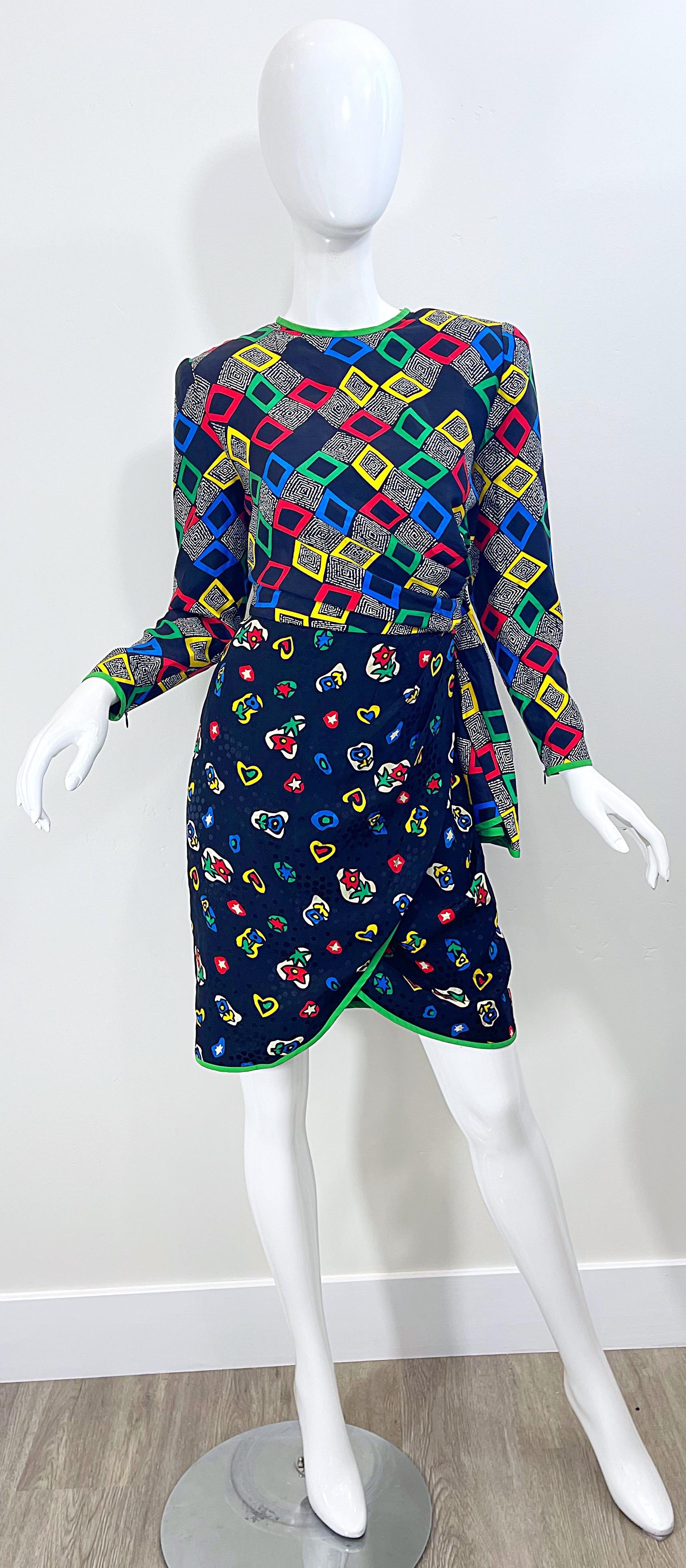 Schickes 1980er STANLEY PLATOS / MARTIN ROSS abstrakte Herzen und Blumen Neuheit Druck lange Ärmel Seide Kleid ! Das Mieder ist mit quadratischen Rauten in den Farben Blau, Rot, Grün, Gelb, Schwarz und Weiß gestaltet. Der Rock ist mit Herzen und