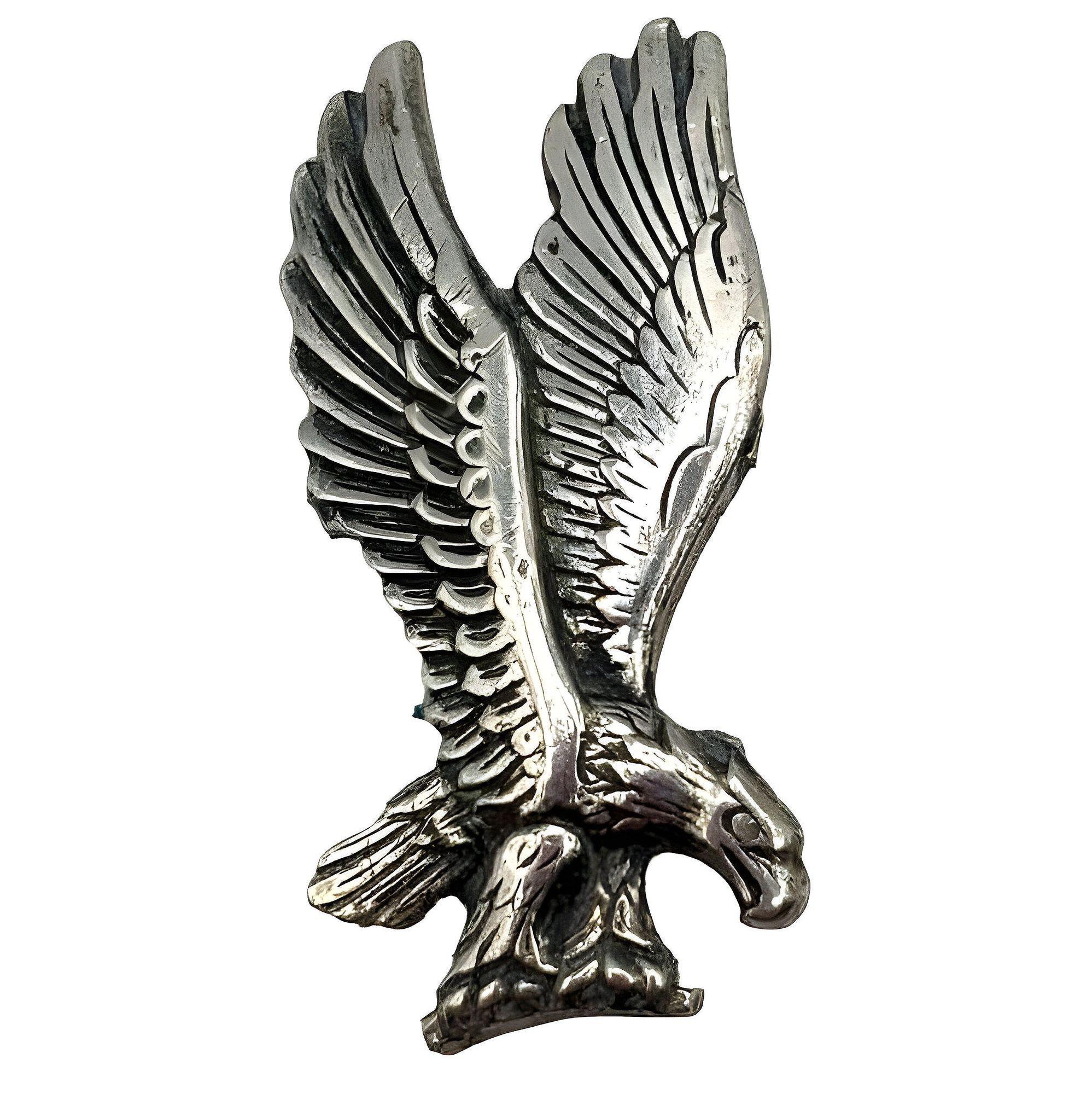 Épingle de revers originale en argent sterling des années 1980, représentant un aigle volant dans le ciel, prêt à attaquer. La finition argentée lisse brille doucement, mettant en valeur ses détails complexes et son attrait classique. Son design