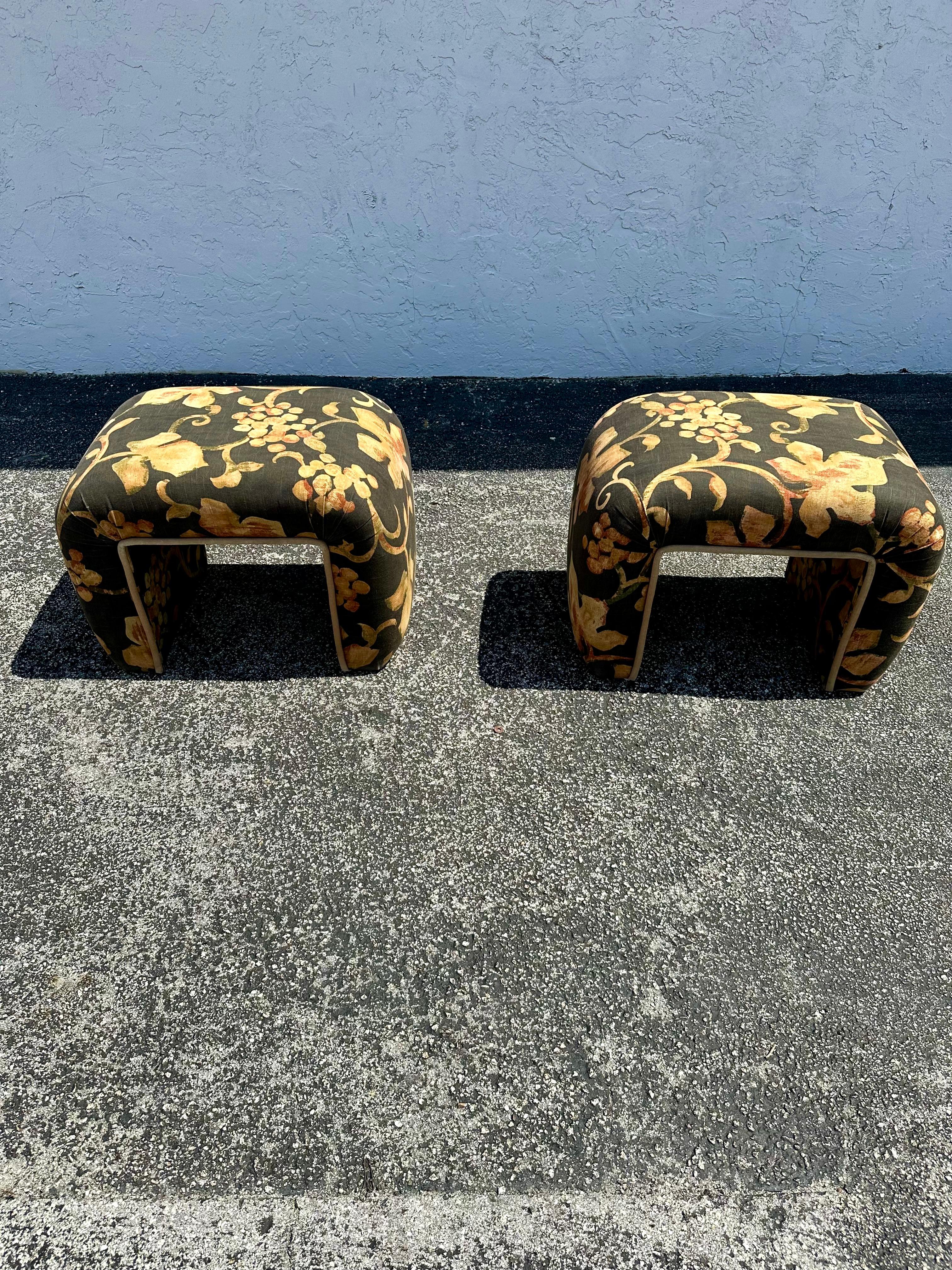 Postmoderne 1980 Steve Chase Waterfall Black Gold Floral Chintz Benches Stools , Set of 2 en vente