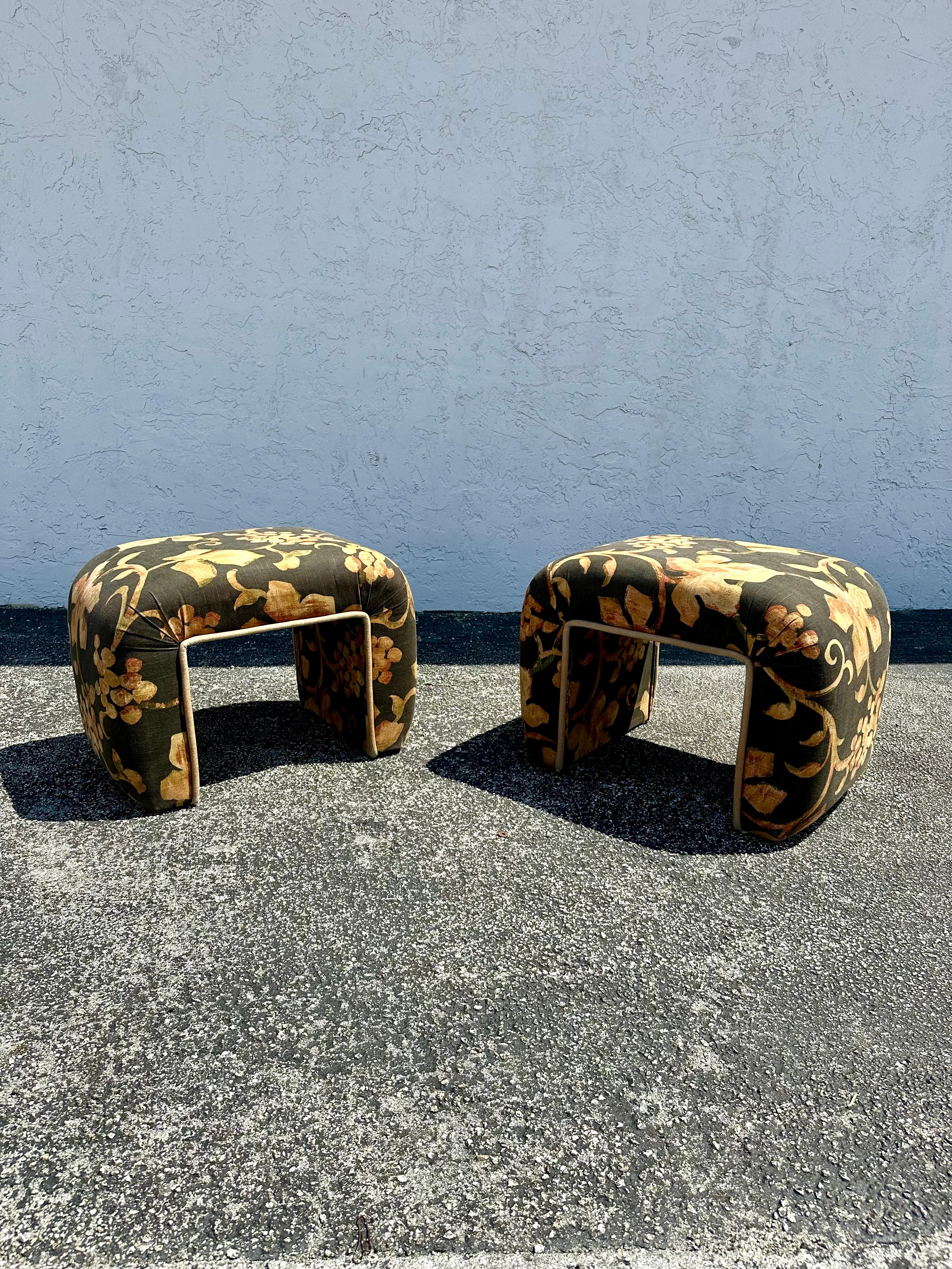 Nord-américain 1980 Steve Chase Waterfall Black Gold Floral Chintz Benches Stools , Set of 2 en vente