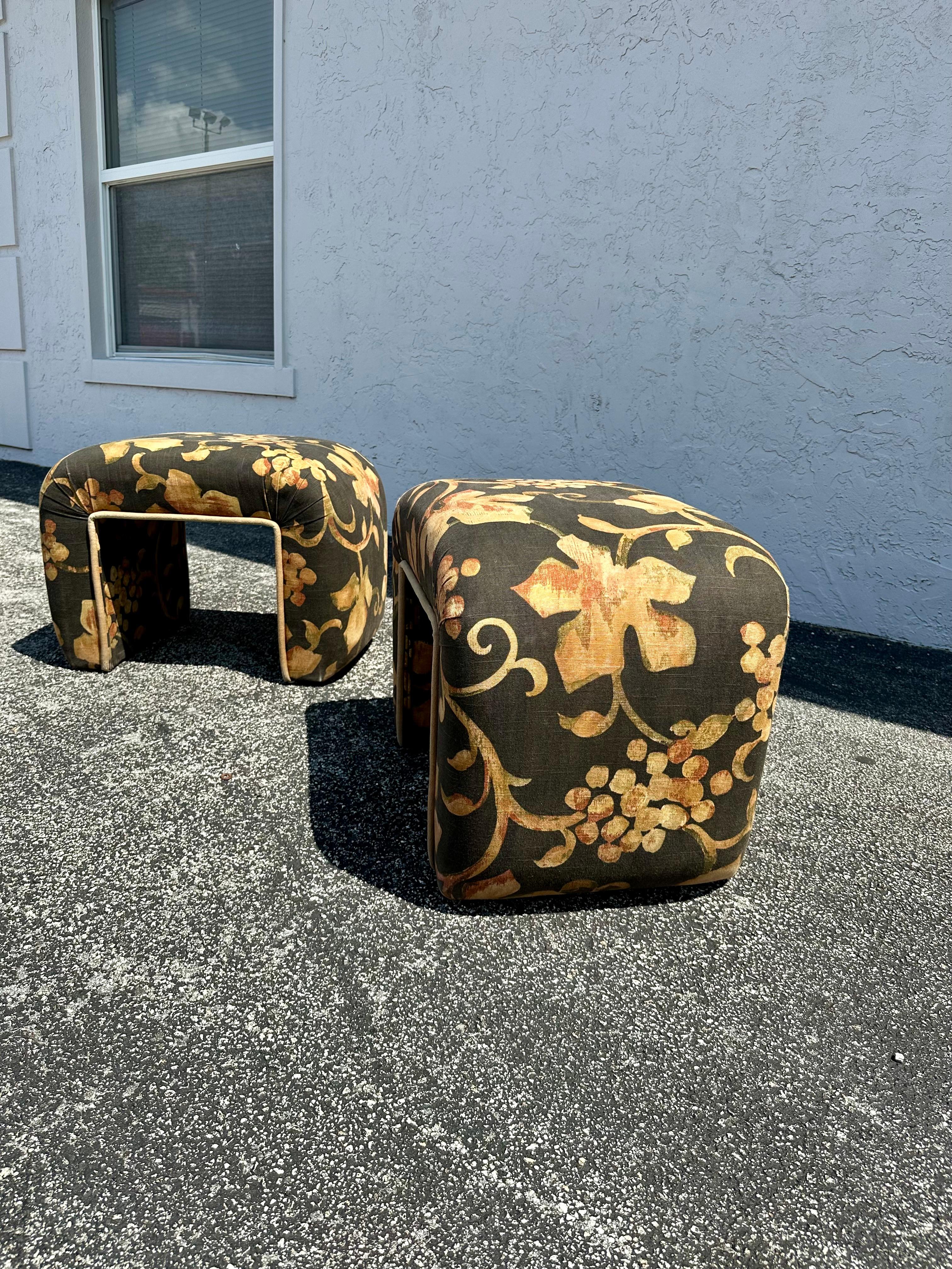 1980 Steve Chase Waterfall Black Gold Floral Chintz Benches Stools , Set of 2 Bon état - En vente à Fort Lauderdale, FL