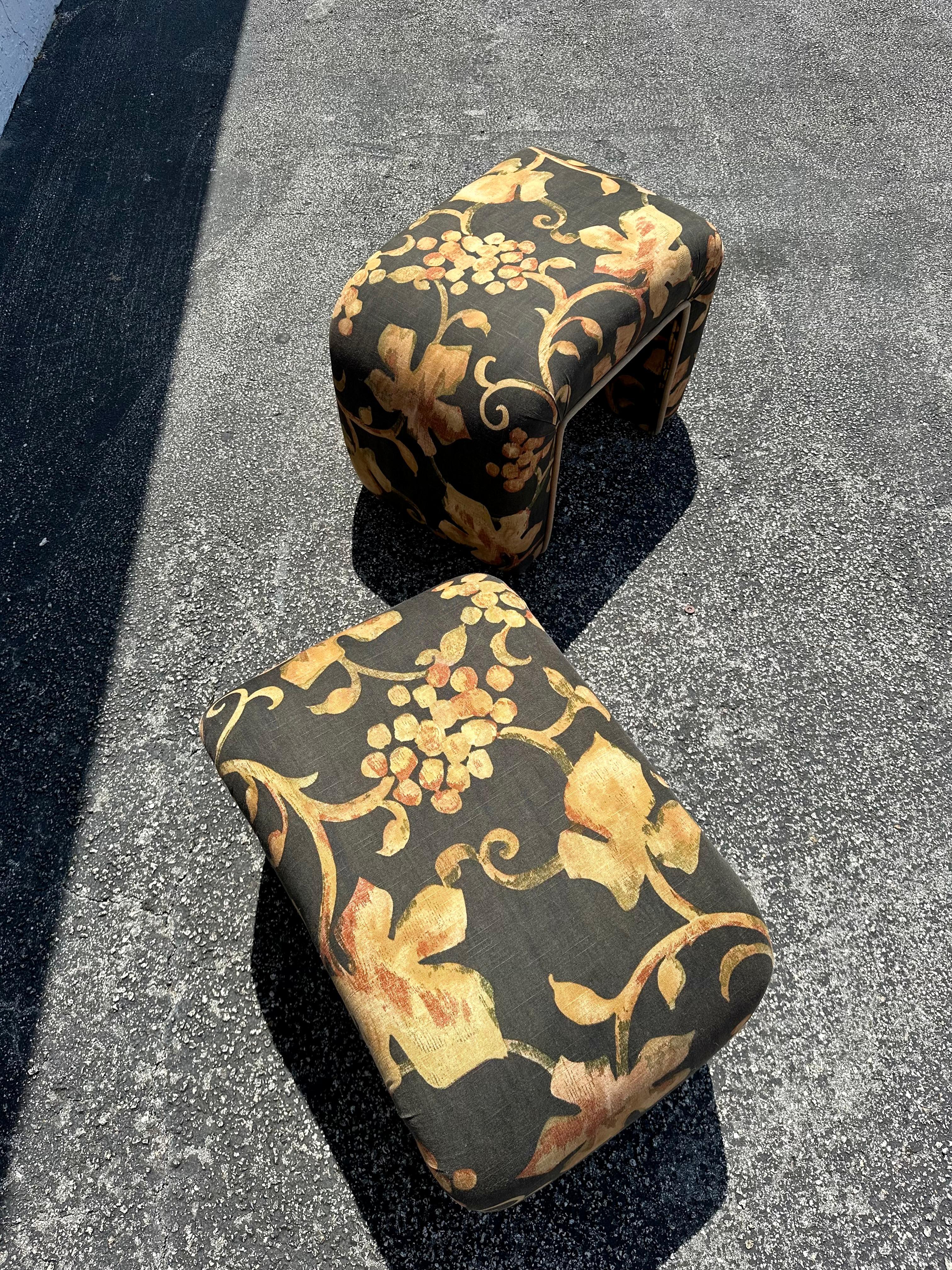 Tissu d'ameublement 1980 Steve Chase Waterfall Black Gold Floral Chintz Benches Stools , Set of 2 en vente