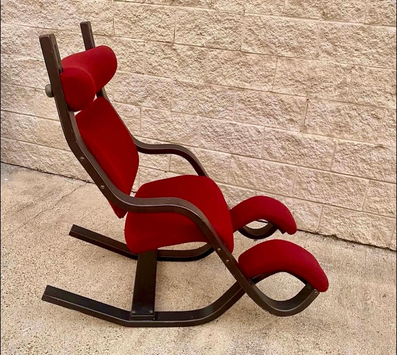 Der von Peter Opsvik für Varier entworfene Stuhl Gravity Balans ist ein einzigartiger ergonomischer Ruhesessel, der eine Reihe von Sitzpositionen ermöglicht, von einer aktiven knienden Haltung bis hin zu einem vollständig zurückgelehnten,