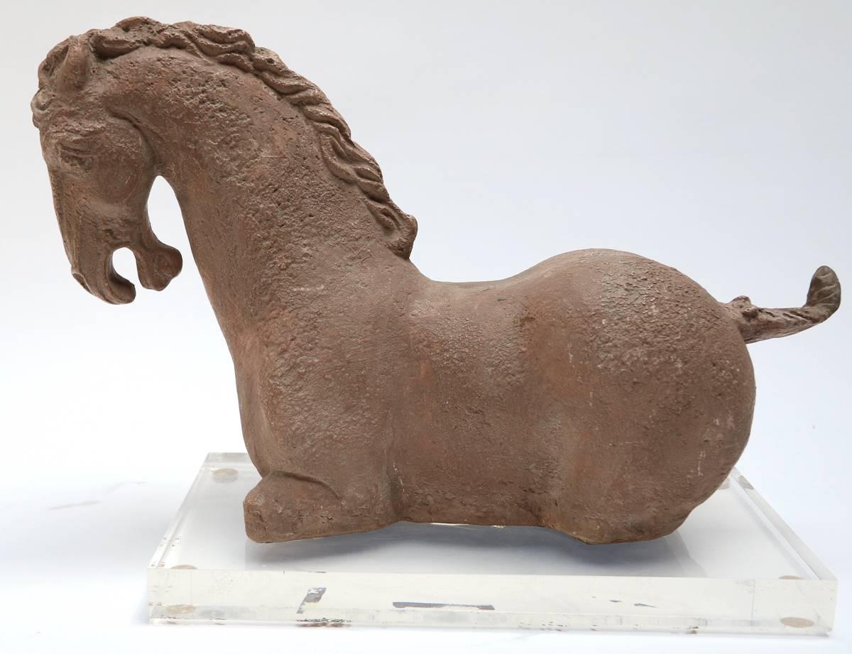 Brésilien Sculpture de cheval en pierre brun clair sur socle en acrylique transparent, années 1980 en vente