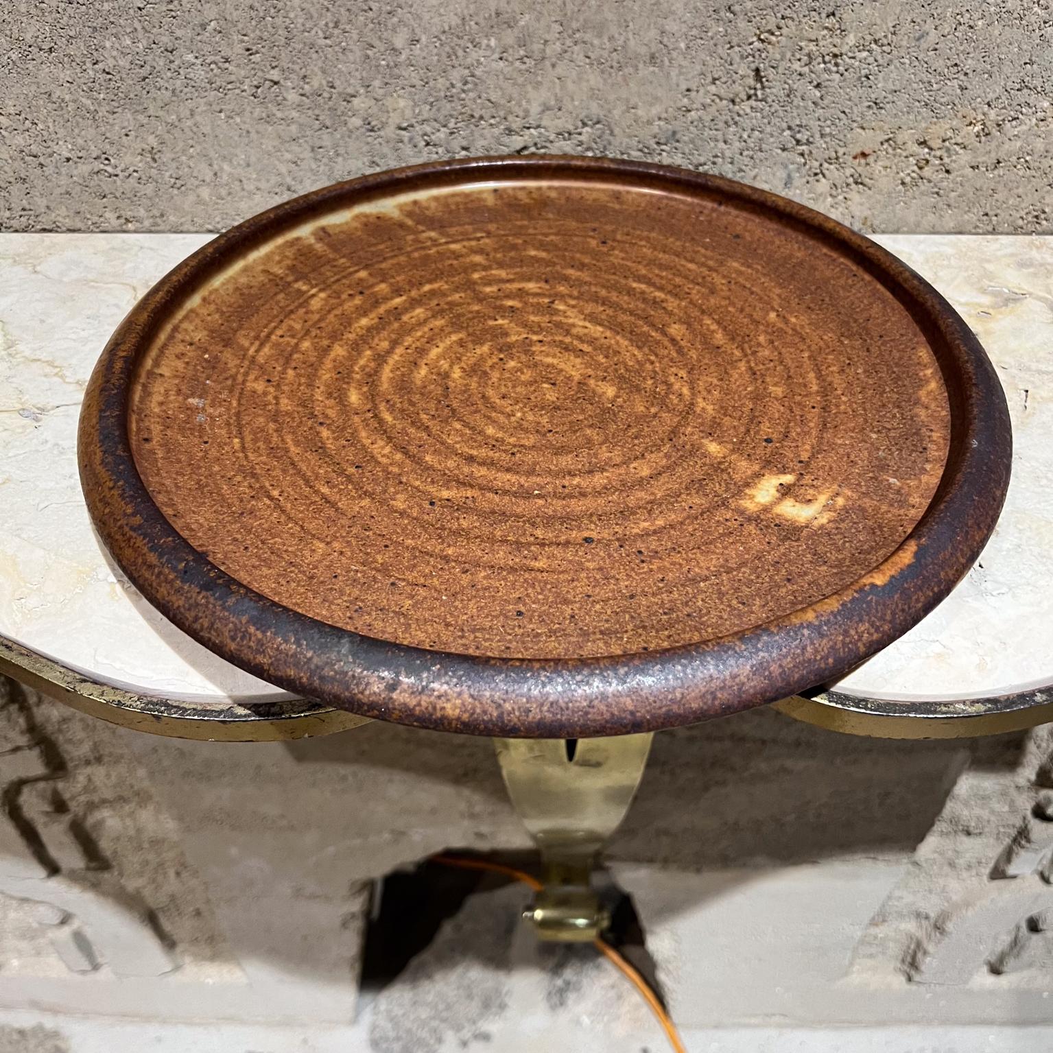 1980 Assiette ronde en grès brun moucheté, fondue par l'artiste
Signé par l'artiste
Mesures : 13,38 de diamètre x 1,25 de profondeur.
État original vintage d'occasion.
Voir les images fournies.
 