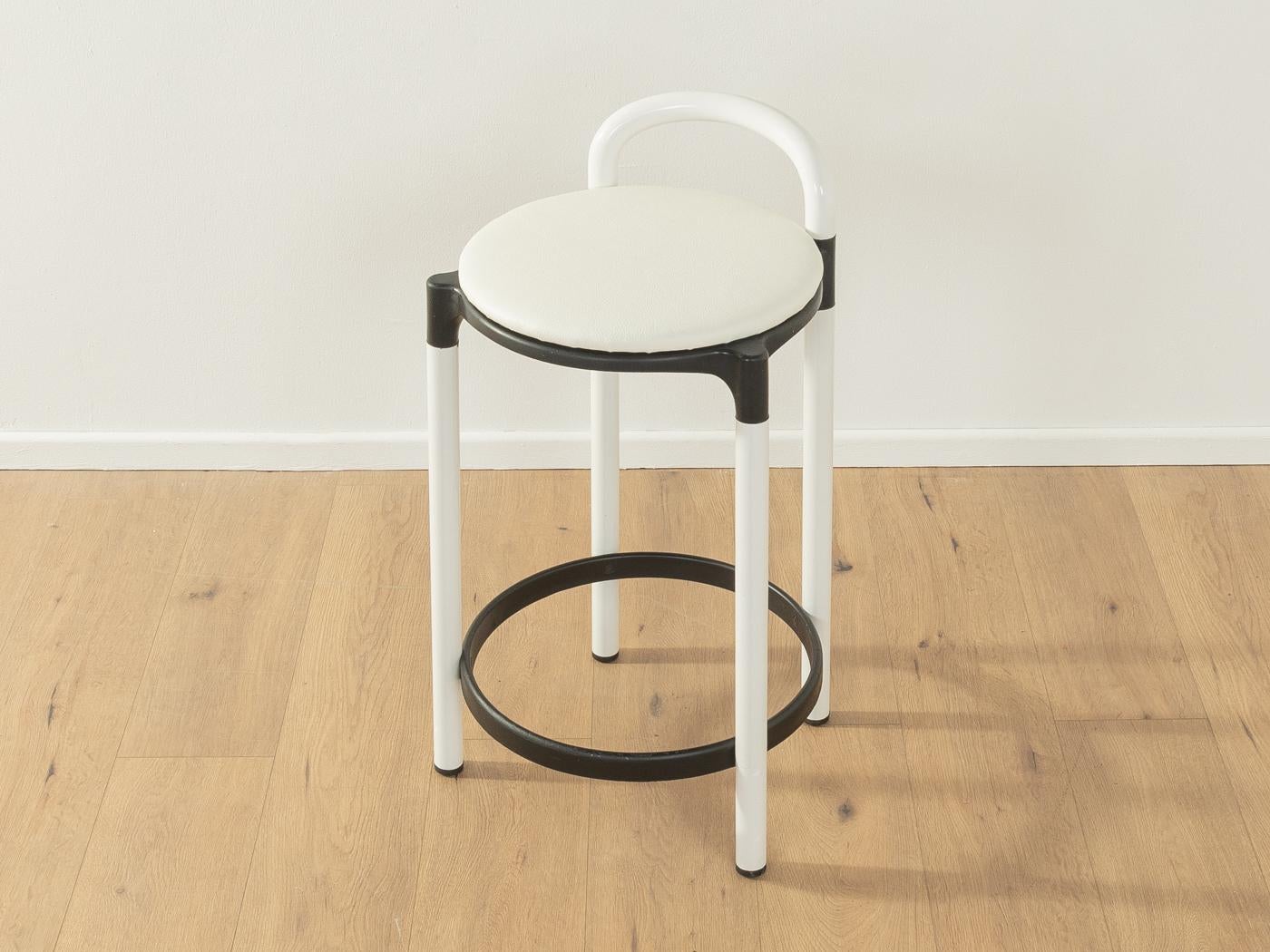 Postmoderner Hocker von Anna Castelli Ferrieri für Kartell aus den 1980er Jahren. Hochwertiges Kunststoffgestell in Schwarz und Weiß mit dem seltenen originalen Sitzkissen. Der Sitz wurde neu gepolstert und mit hochwertigem weißem Kunstleder