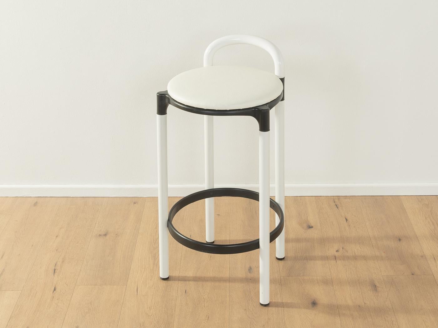 Tabourets postmodernes d'Anna Castelli Ferrieri pour Kartell datant des années 1980. Cadre en plastique de haute qualité en noir et blanc avec le rare coussin d'assise d'origine. Le siège a été retapissé et recouvert de cuir synthétique blanc de
