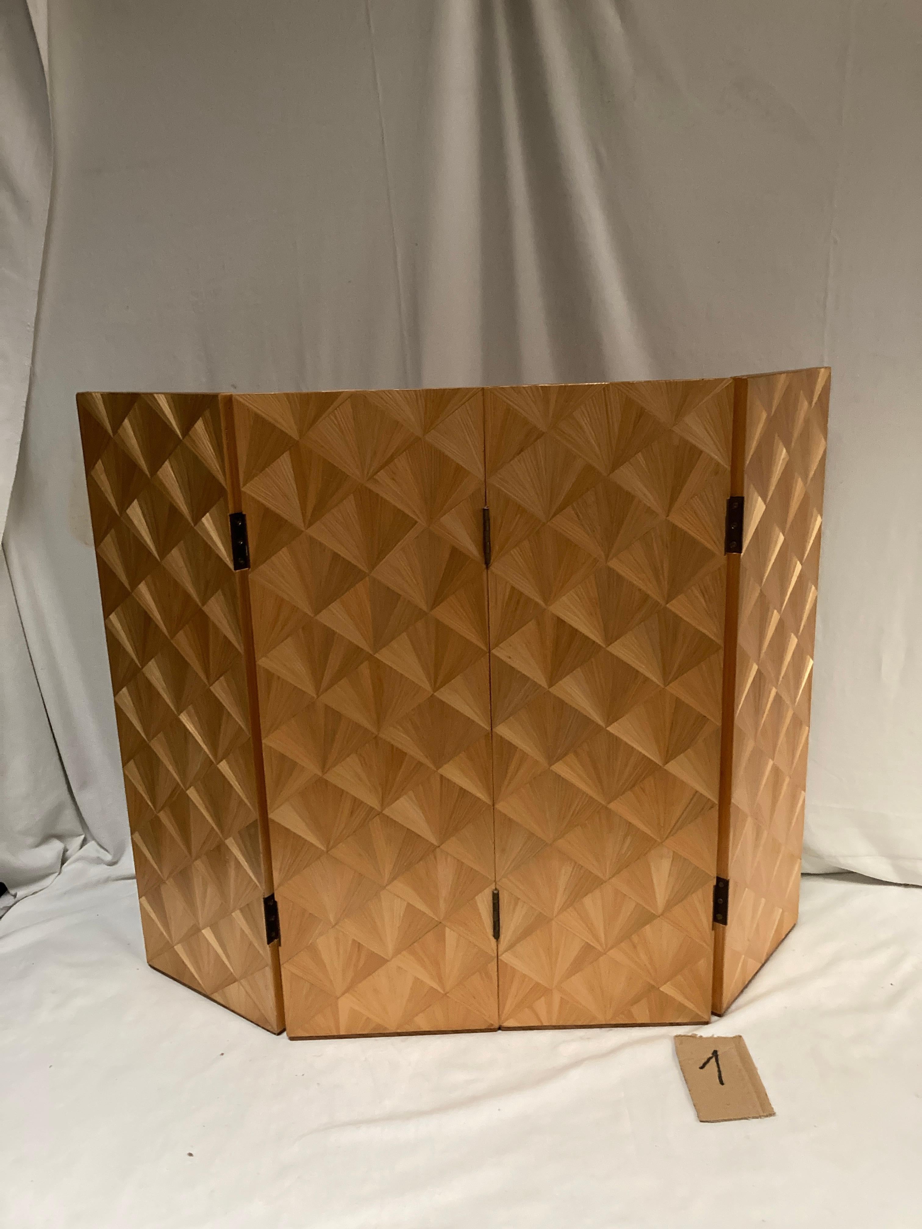 1980's straw marquetry wind screen 
Can be used in front of a fire place or differently
Good overall condition
Signed
H. : 63 cm - L.: 21 cm  by leaf

