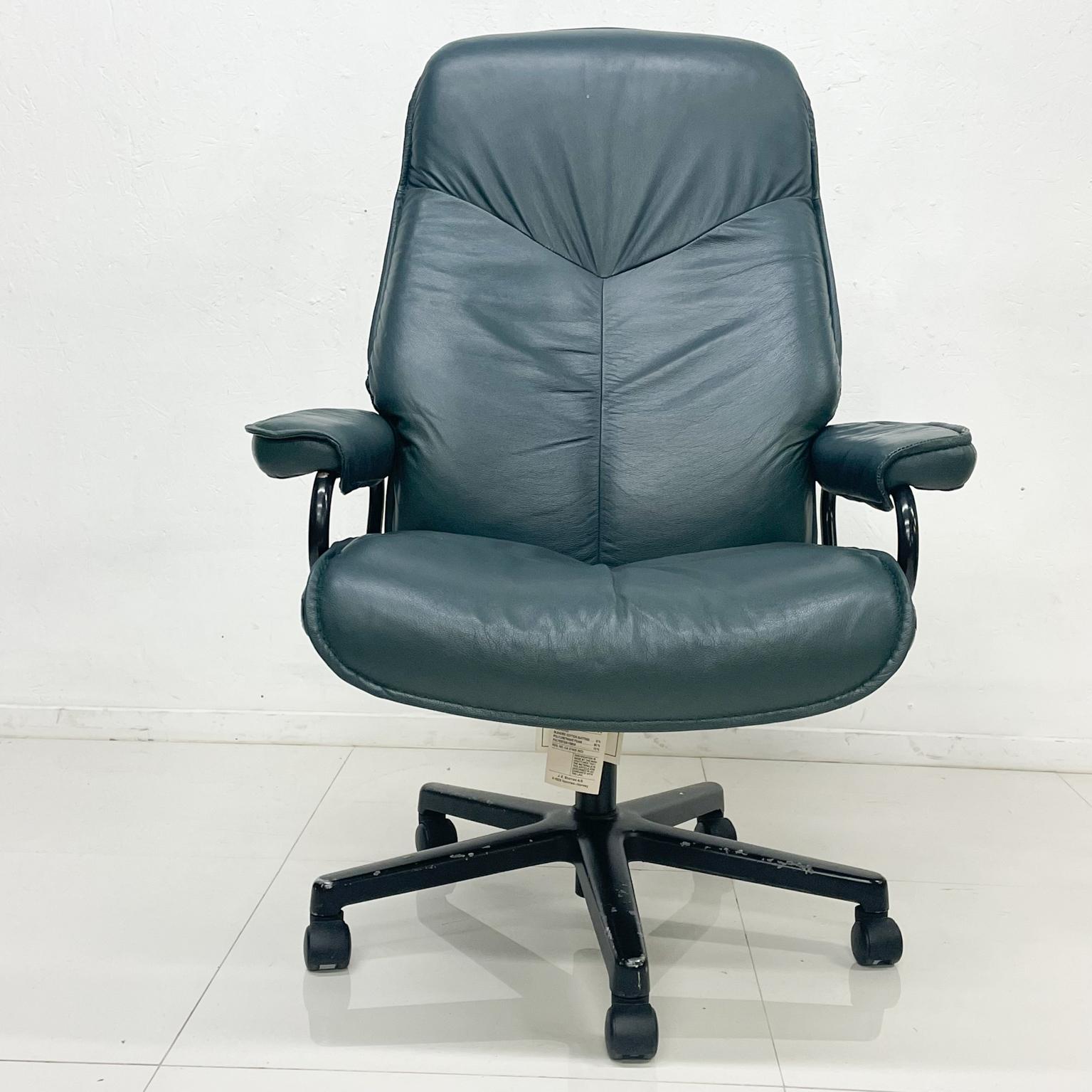 Office chair
Vintage EKORNES Green Leather Rolling Office Desk Chair NORWAY 1980s
Height is adjustable. Back can be tilted.
45 h x 30 d x 29.5 w inches
Seat 19 adjustable Arm rest 48.5 Tallest Seat at 23.5 Arm rest 28.5 H
Original Preowned