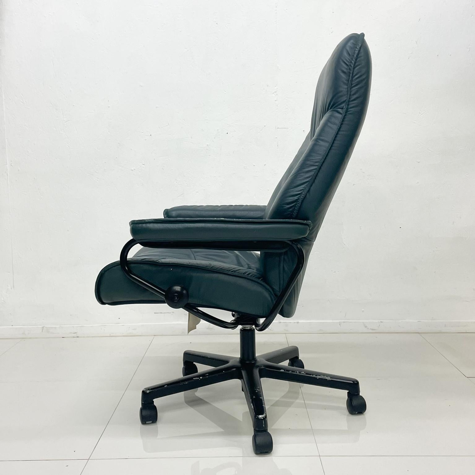 dark green office chair