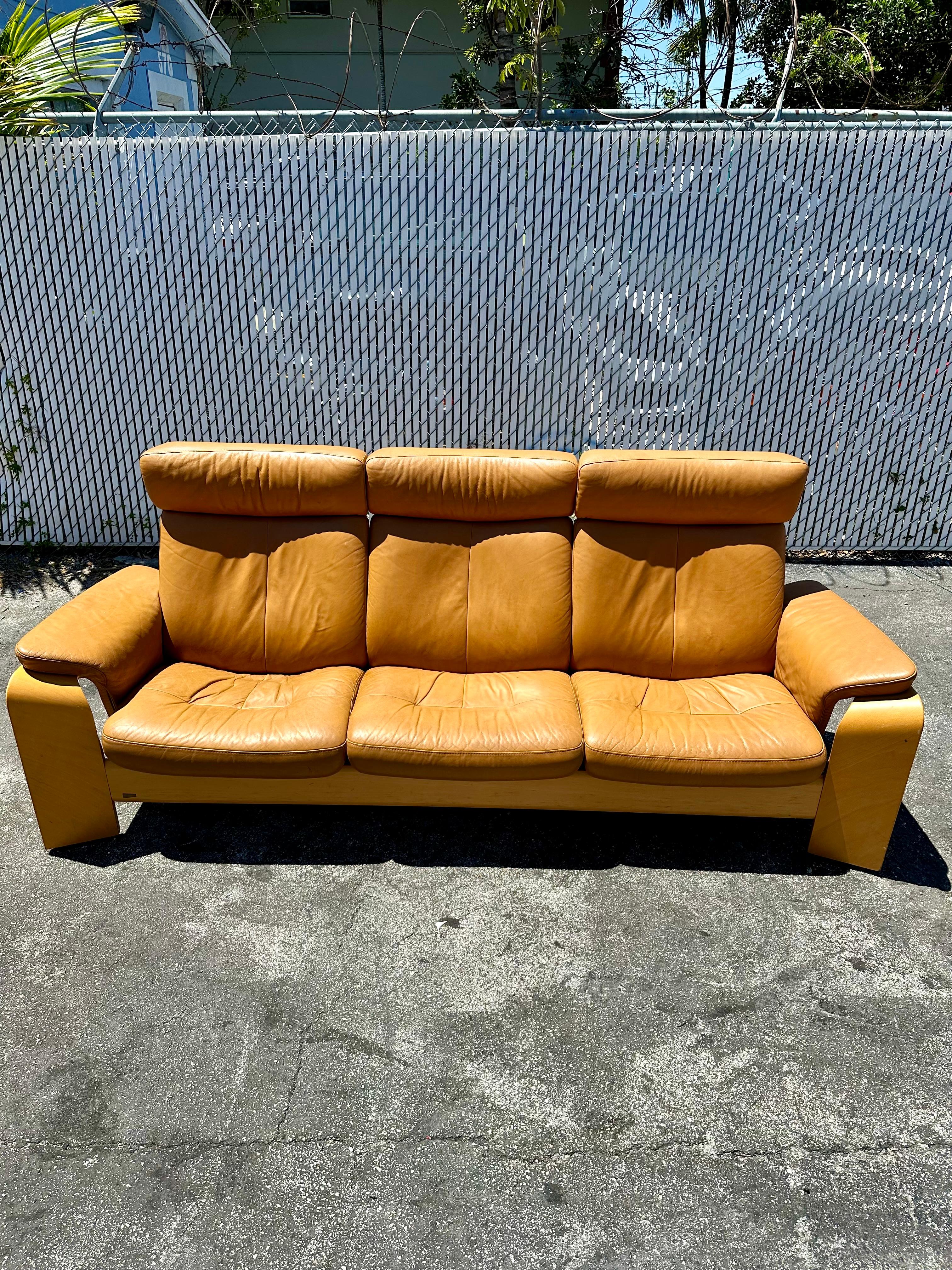 On offer on this occasion is one of the most stunning and rare, sculptural reclining leather sofa you could hope to find. Outstanding design is exhibited throughout. The beautiful sofa is statement piece which is also extremely comfortable and