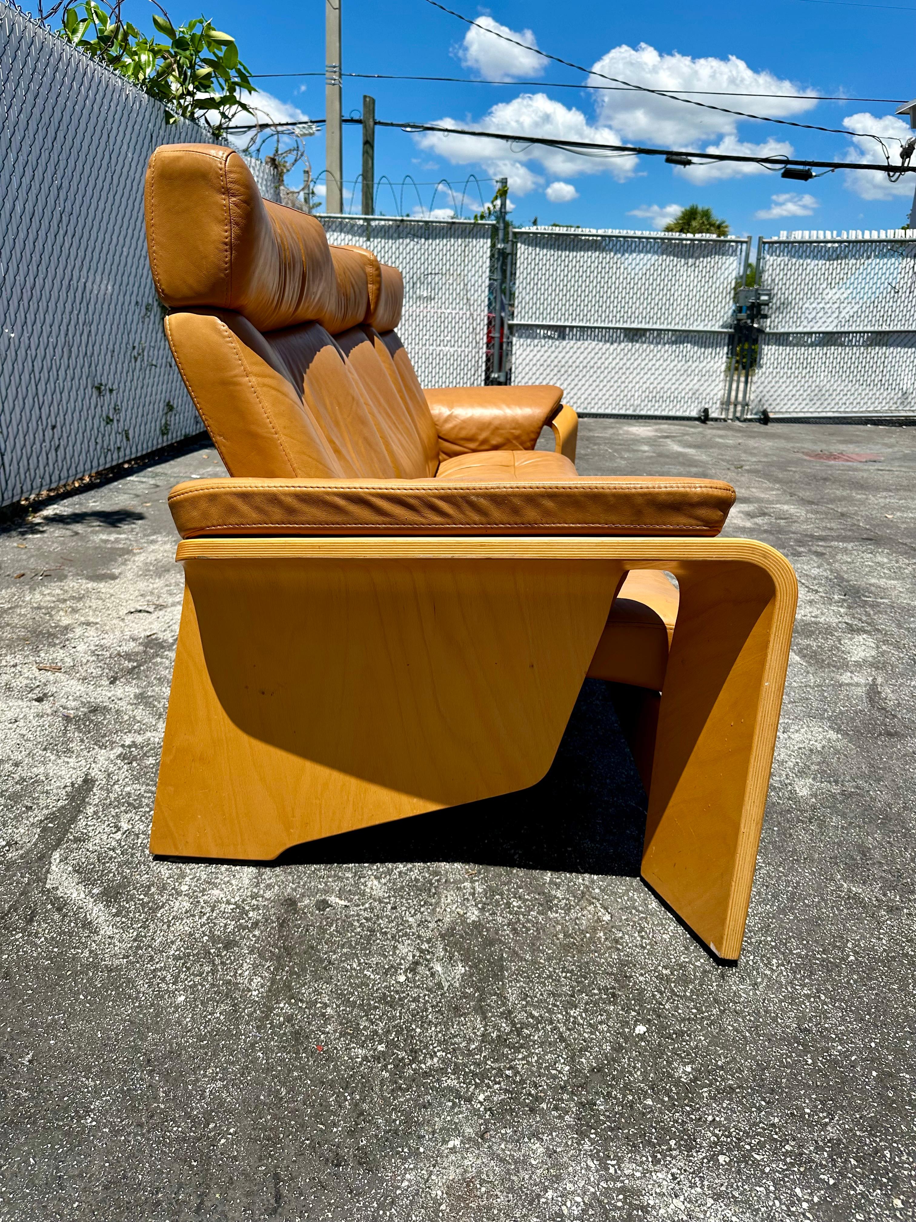 1980s Stressless Tan Leather Teak Wood Reclining Sofa In Good Condition For Sale In Fort Lauderdale, FL