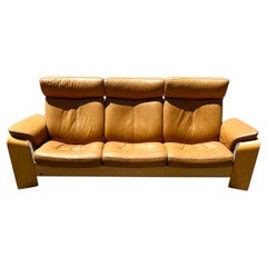 1980er Jahre Stressless Tan Leder Teakholz-Liegesofa aus Teakholz