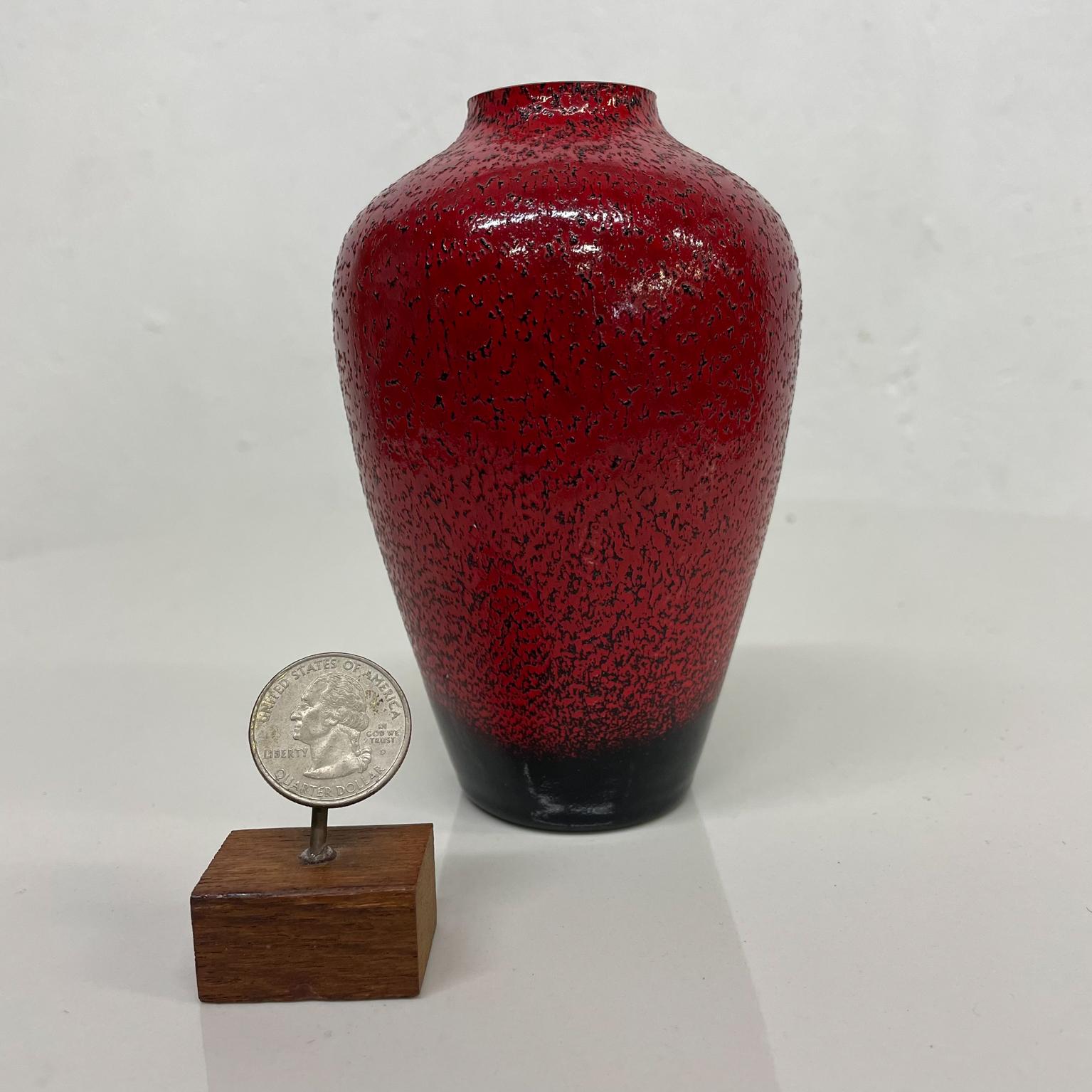 Vase
Elegant Stuart Strathearn dark crystal glass vase ovoid form in graduated red to black textured finish
Designed by Lestyn Davies from his dark crystal range in Strathearn’s Stourbridge works England 1986. 
Measures: 3.25 diameter x 5.38