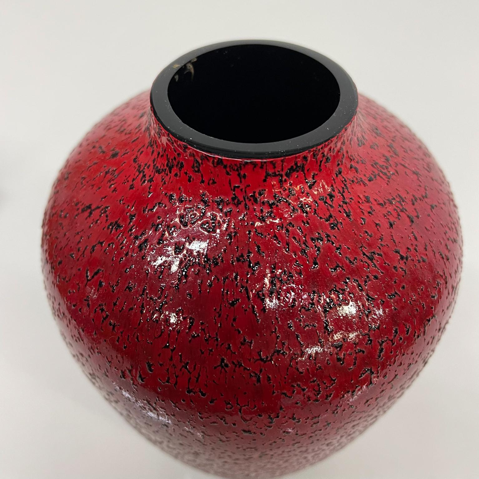 1980s Stuart Strathearn Dark Crystal Studio Glass Vase Red Textured, England In Good Condition In Chula Vista, CA