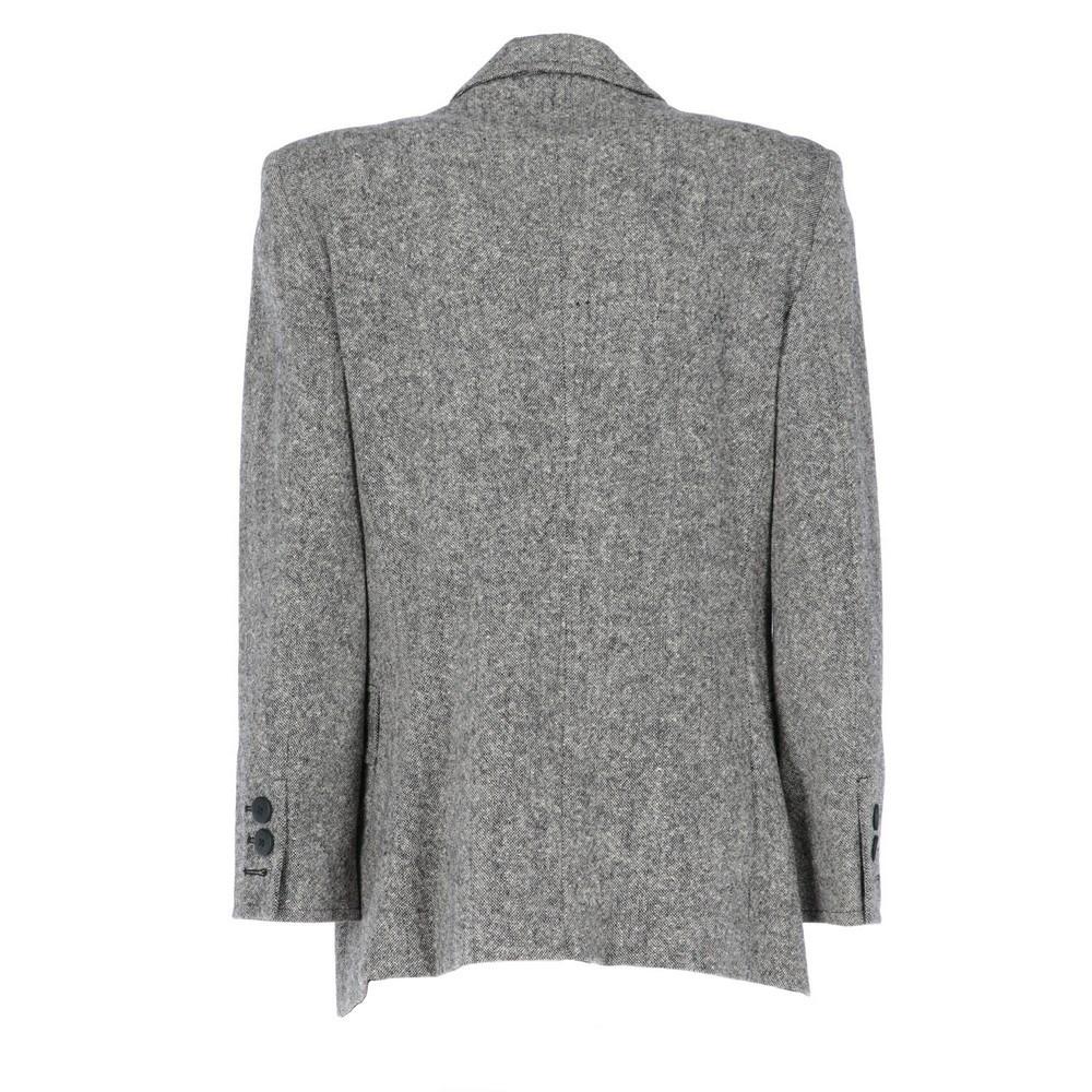 Graue Wolljacke Studio 0001 by Ferré mit klassischem Reverskragen und Knopfverschluss vorne. Lange Ärmel mit geknöpften Manschetten und zwei aufgesetzten Vordertaschen. Gepolsterte Schultern. Vollständig gefüttert. 

Größe: 44 IT

Flache Maße
Höhe: