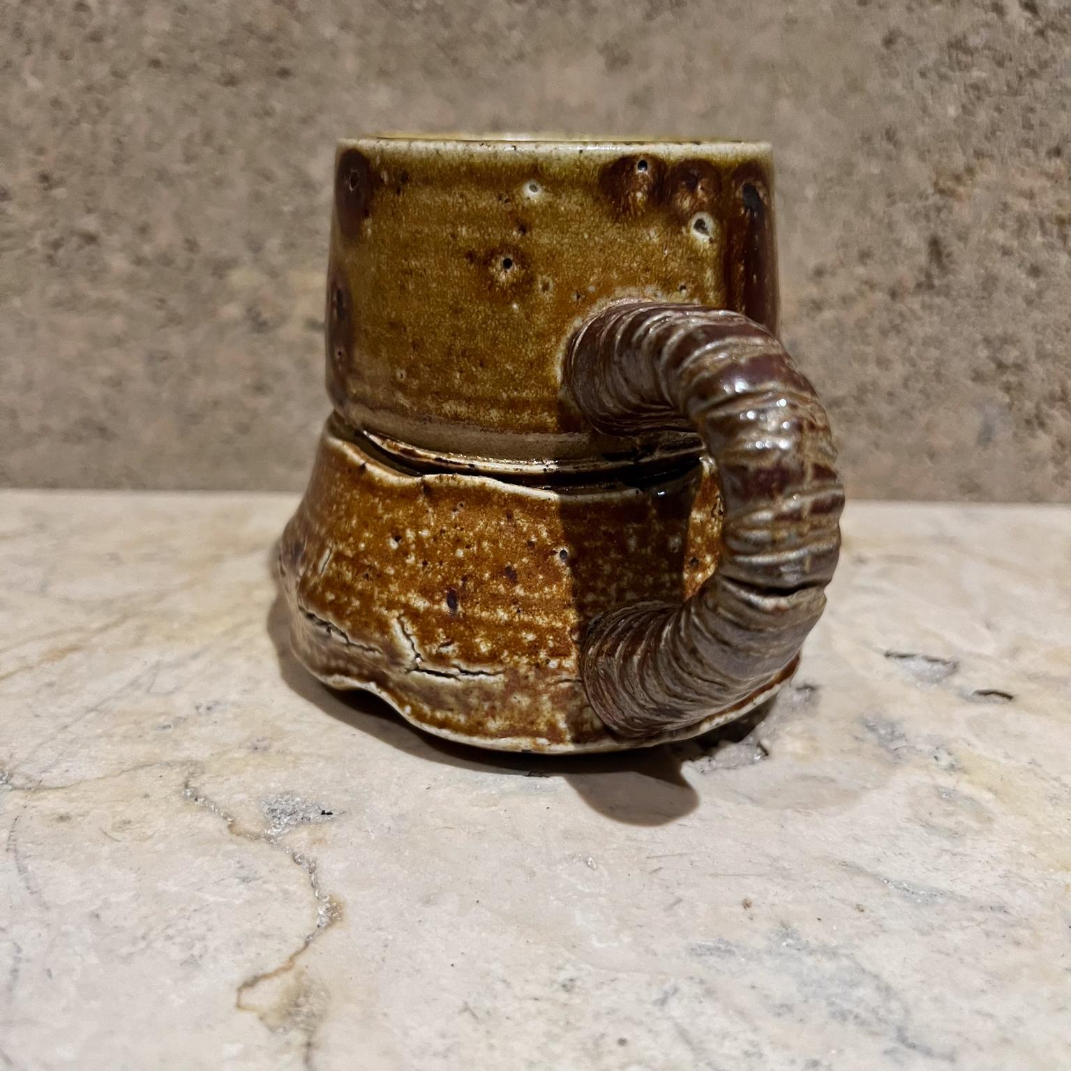 1980er Studio Art Pottery Sculptural Light Brown Kaffeebecher (Moderne) im Angebot