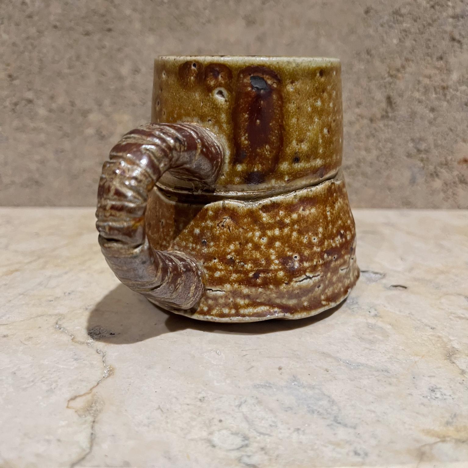 1980er Studio Art Pottery Sculptural Light Brown Kaffeebecher im Zustand „Gut“ im Angebot in Chula Vista, CA