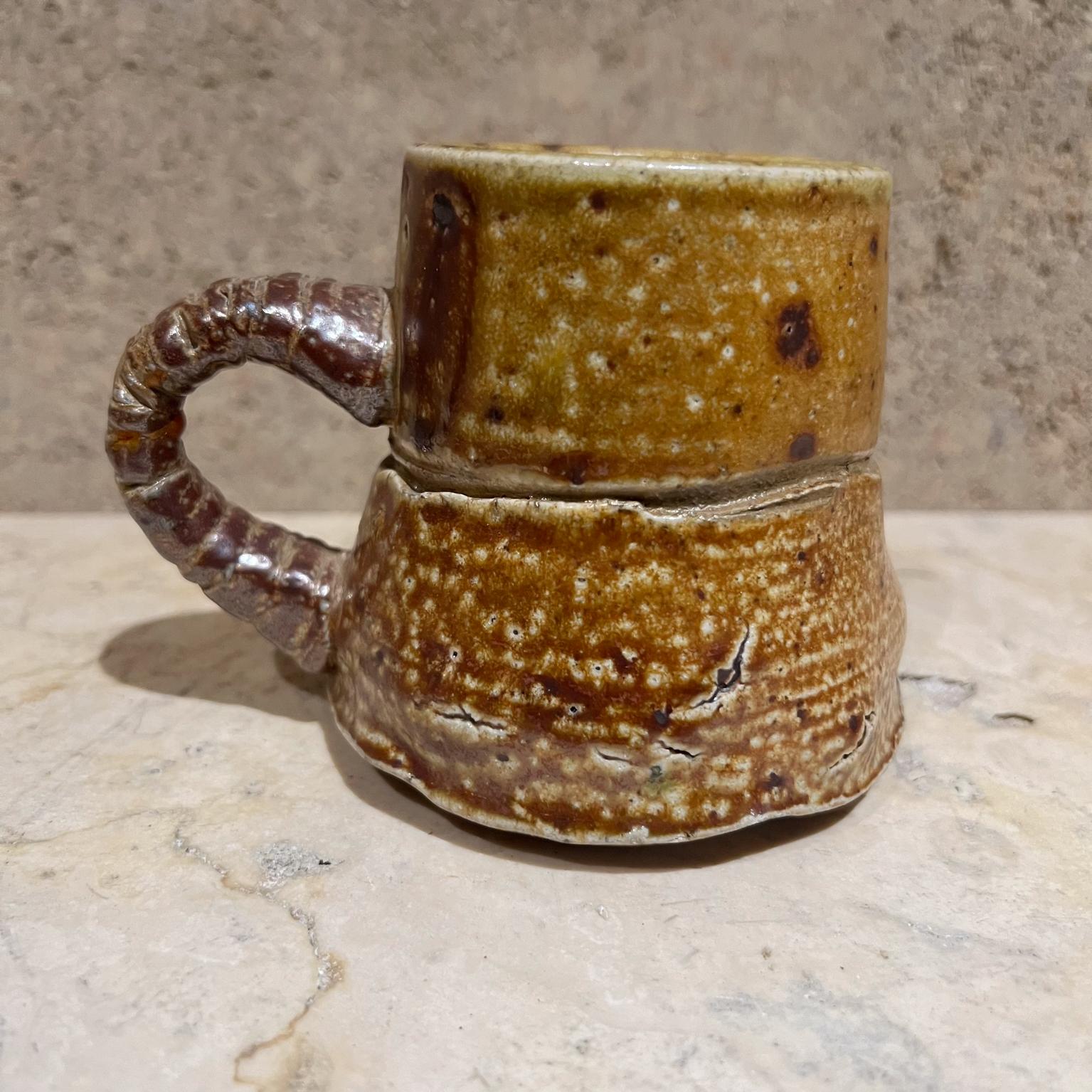 1980er Studio Art Pottery Sculptural Light Brown Kaffeebecher (Ende des 20. Jahrhunderts) im Angebot