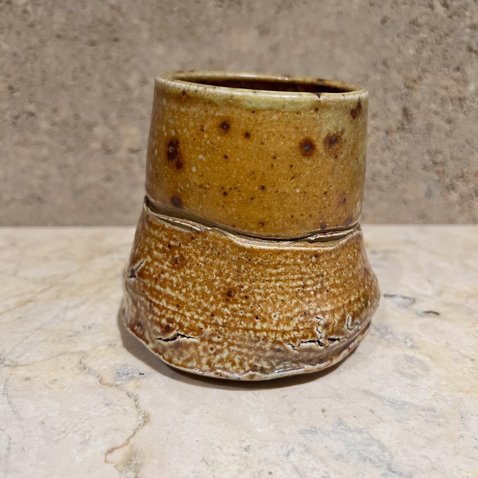 1980er Studio Art Pottery Sculptural Light Brown Kaffeebecher (Töpferwaren) im Angebot