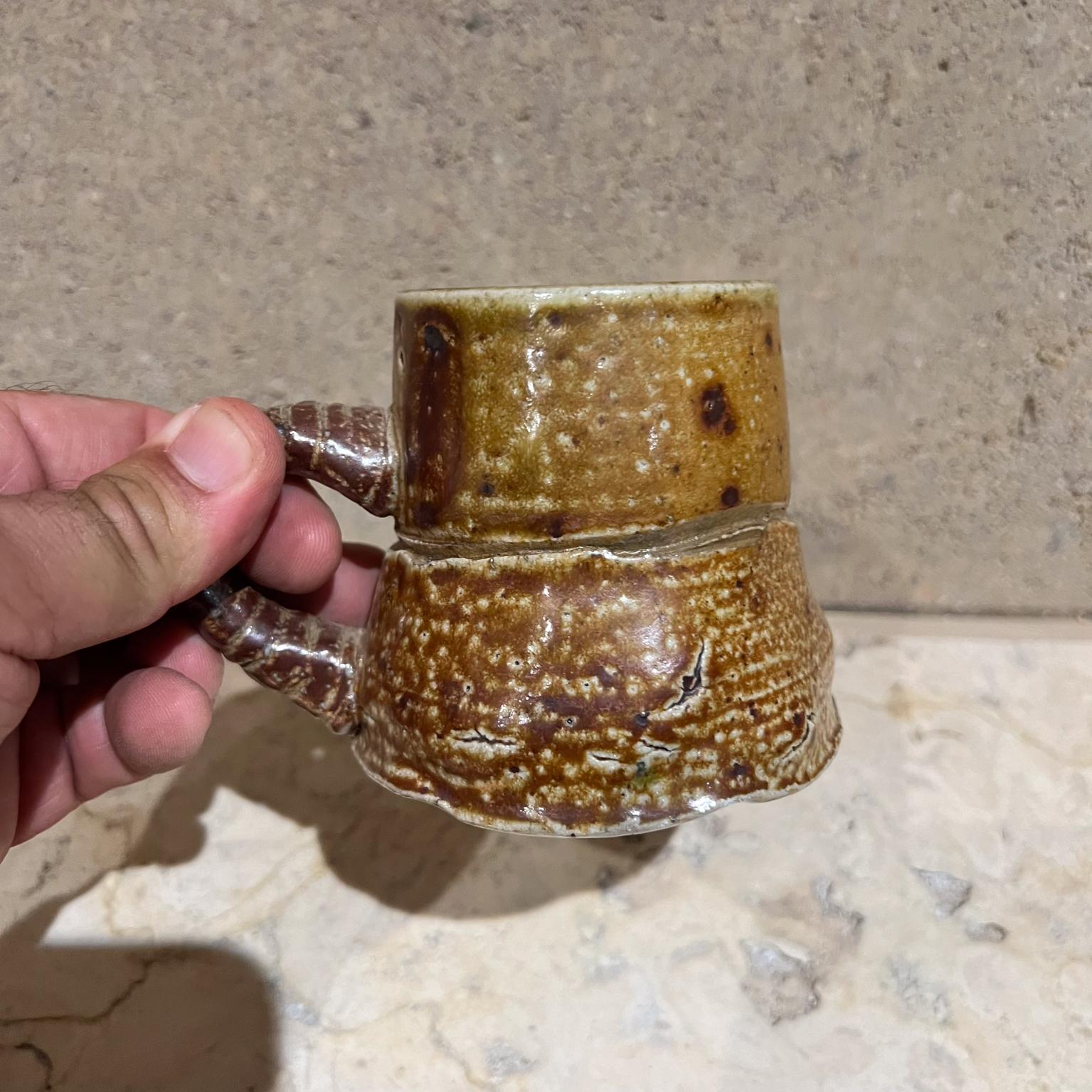 1980er Studio Art Pottery Sculptural Light Brown Kaffeebecher im Angebot 2