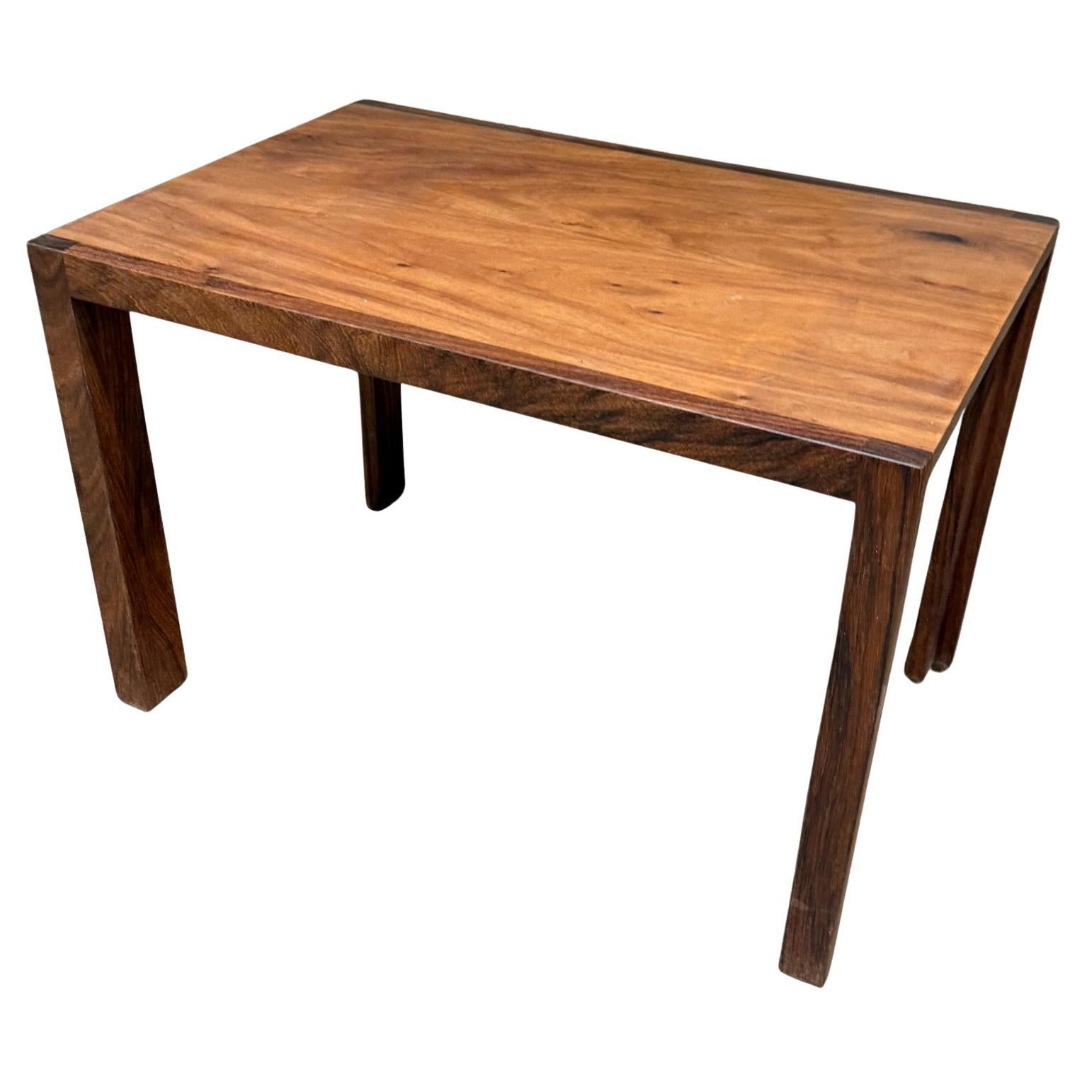 Table d'appoint Studio des années 1980 en bois de rose massif et acajou en vente