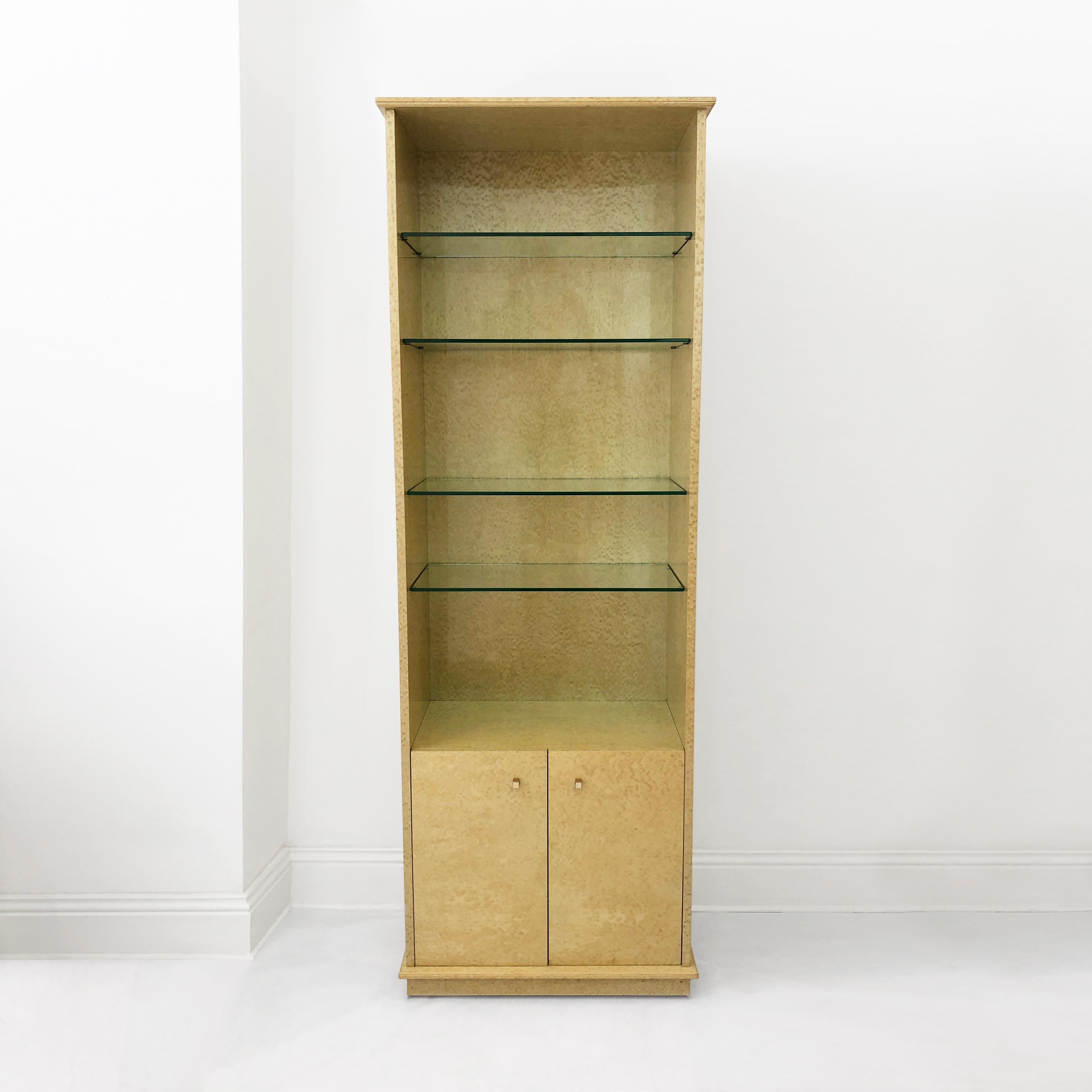 This high quality display cabinet, by architect Fabrizio Smania for Studio Smania Interni from the “Serie Mitzar” line is made of veneered bird’s-eye briar wood, on the late 1970s early 1980s. In a striking golden yellow/lime hue, the tall cabinet