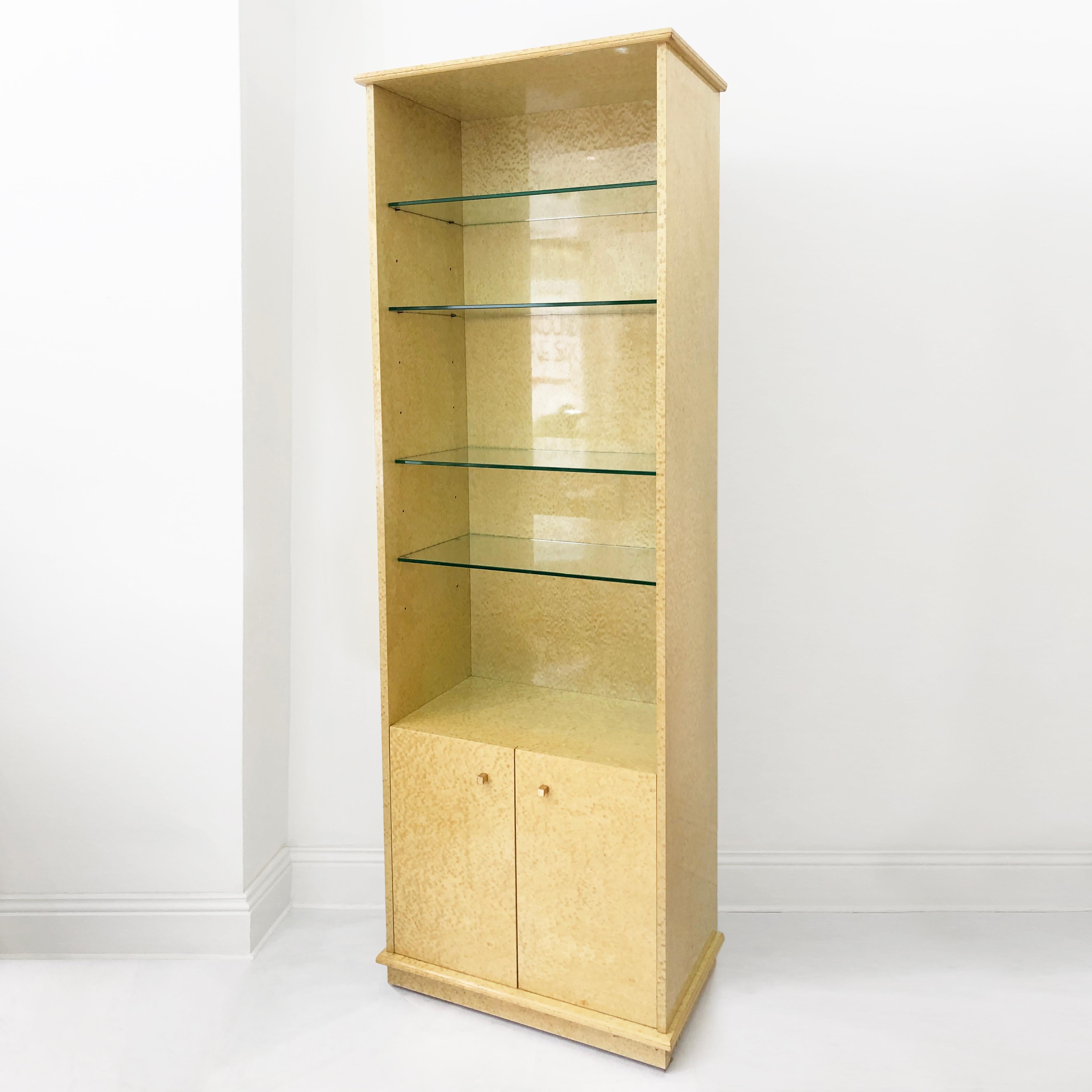 1980er Studio Smania Großer Vogelaugen-Birnbaum-Vitrinenschrank Bücherregal 1970er Jahre (Hollywood Regency) im Angebot