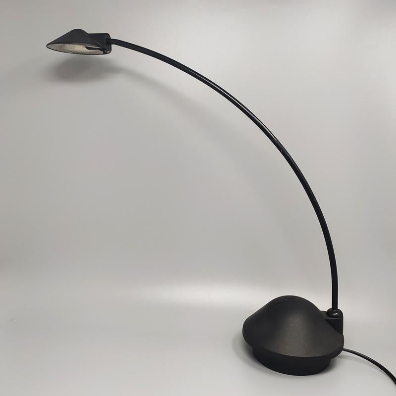 1980 Superbe lampe de table halogène par Stilplast Fabriquée en Italie. La lampe fonctionne parfaitement et est en excellent état. Une véritable œuvre d'art moderne.
Dimensions :
5,51 x 5,51 x 21,65 H pouces.
L 14 cm x 14 P cm x 55 H cm.