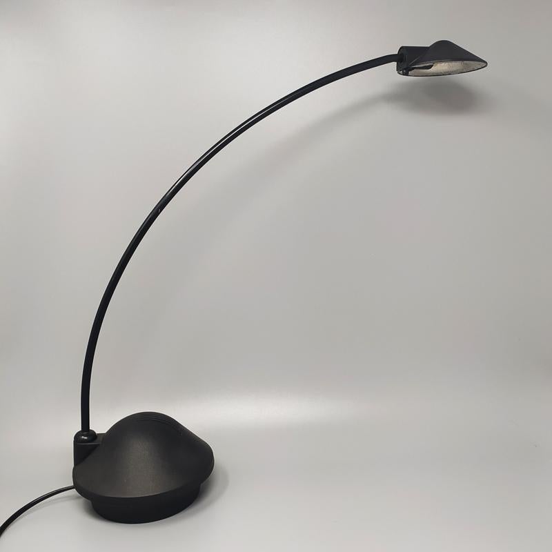 Años 80 Impresionante lámpara de mesa halógena de Stilplast Fabricada en Italia. La lámpara funciona perfectamente y está en excelentes condiciones. Una verdadera obra de arte moderno.
Dimensiones:
5,51 x 5,51 x 21,65 H pulgadas.
L 14 cm x 14 P cm x
